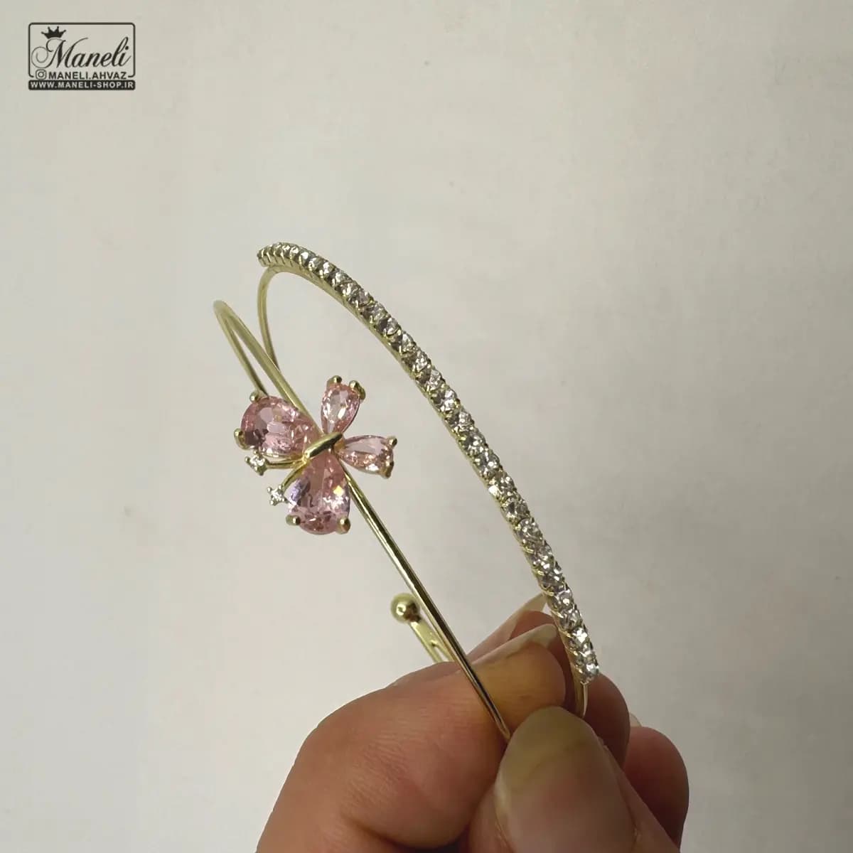 بنگل زنانه نگین دار با طرح پروانه نگین صورتی — تصویر ۲
