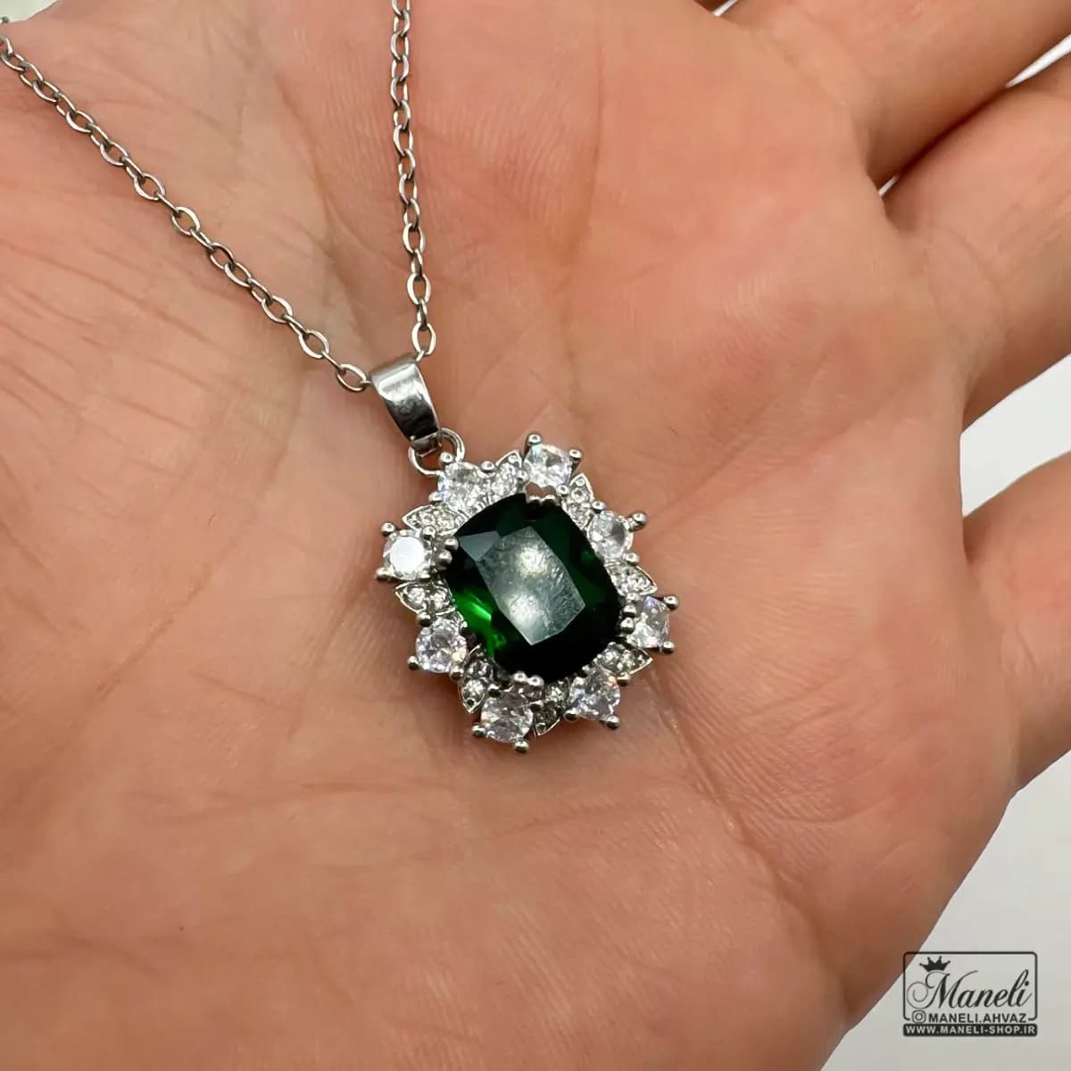 گردنبند مربعی نگین سبز — تصویر ۳