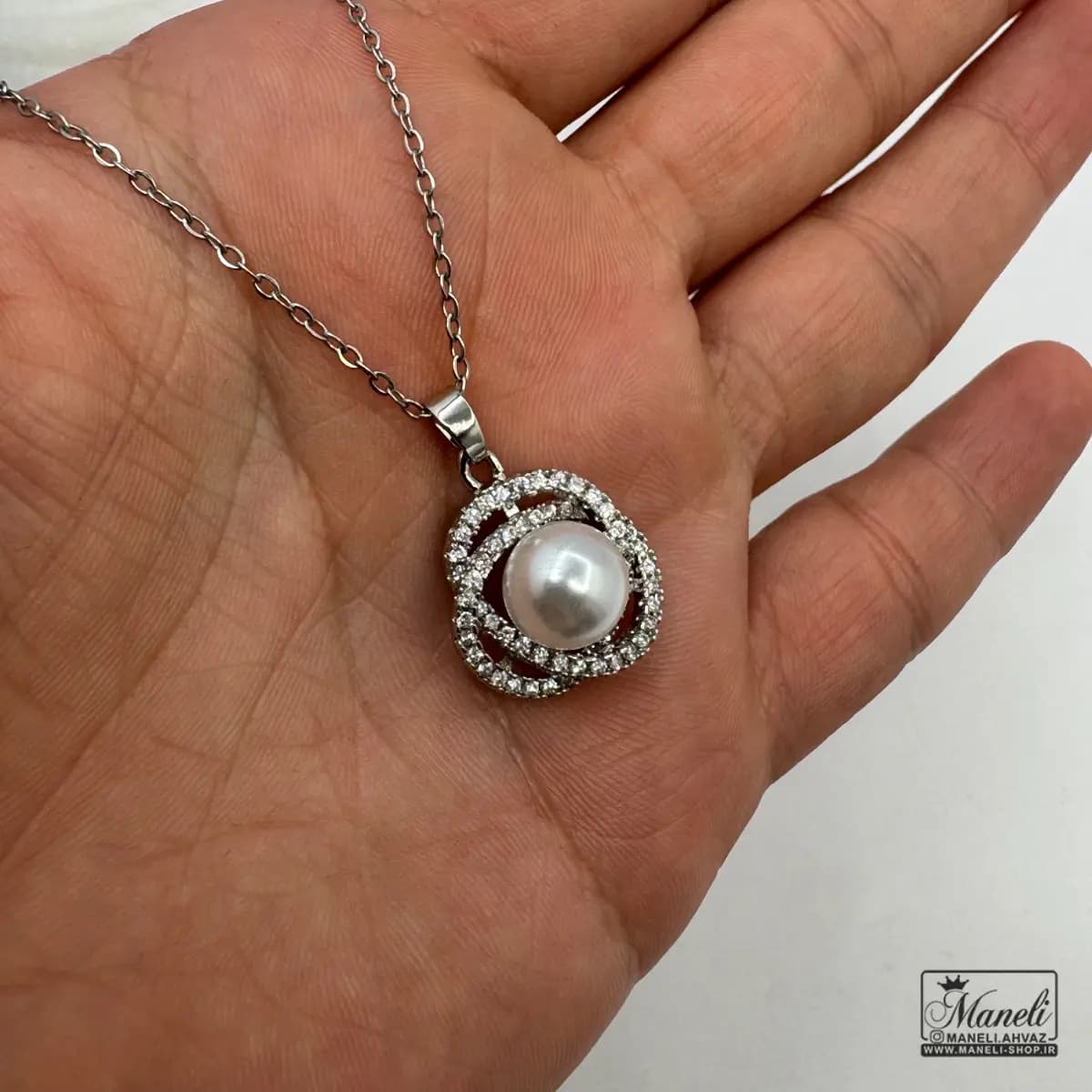 گردنبند نقره ای مرواریدی دور نگین — تصویر ۲
