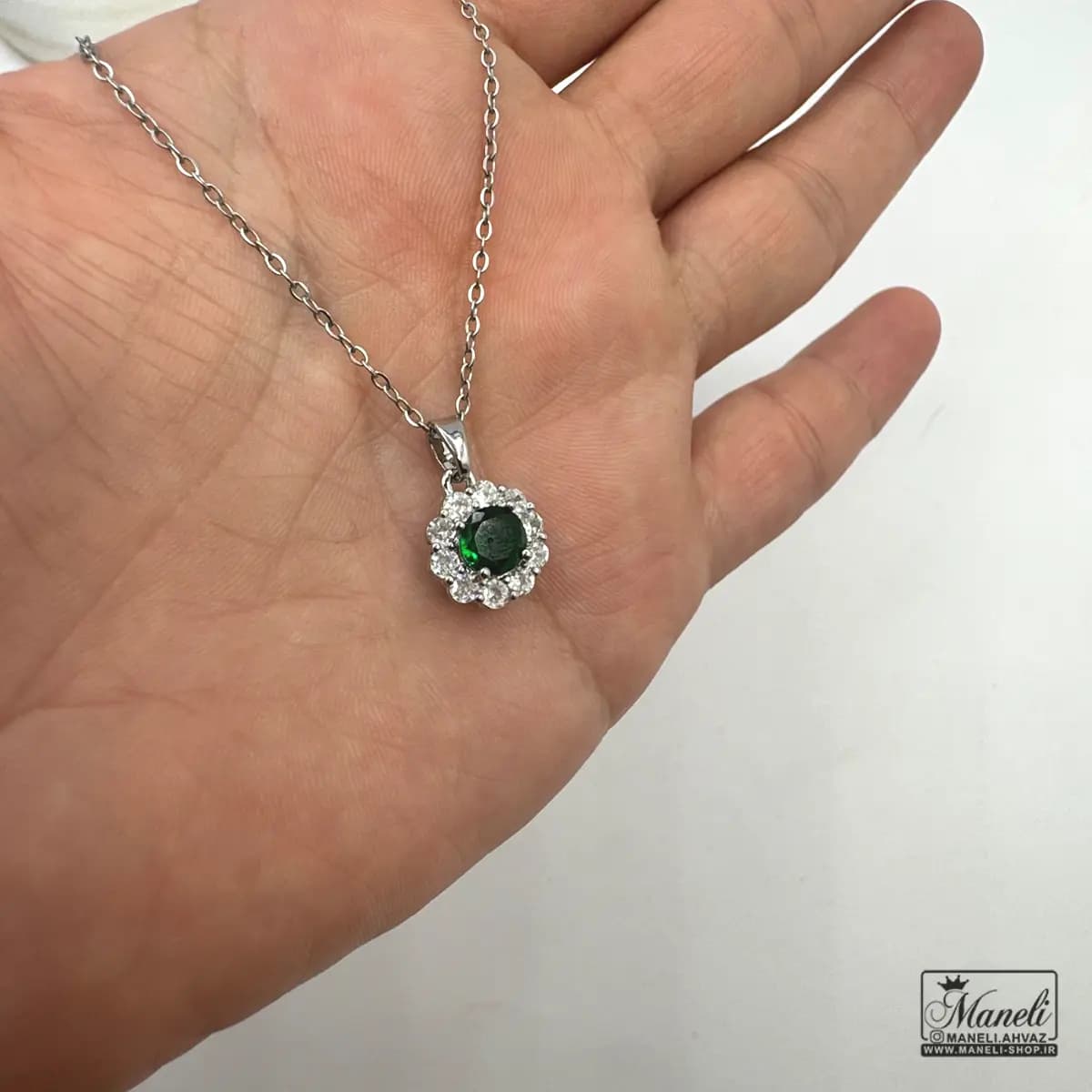 گردنبند نقره ای نگین سبز با دور نگین — تصویر ۲