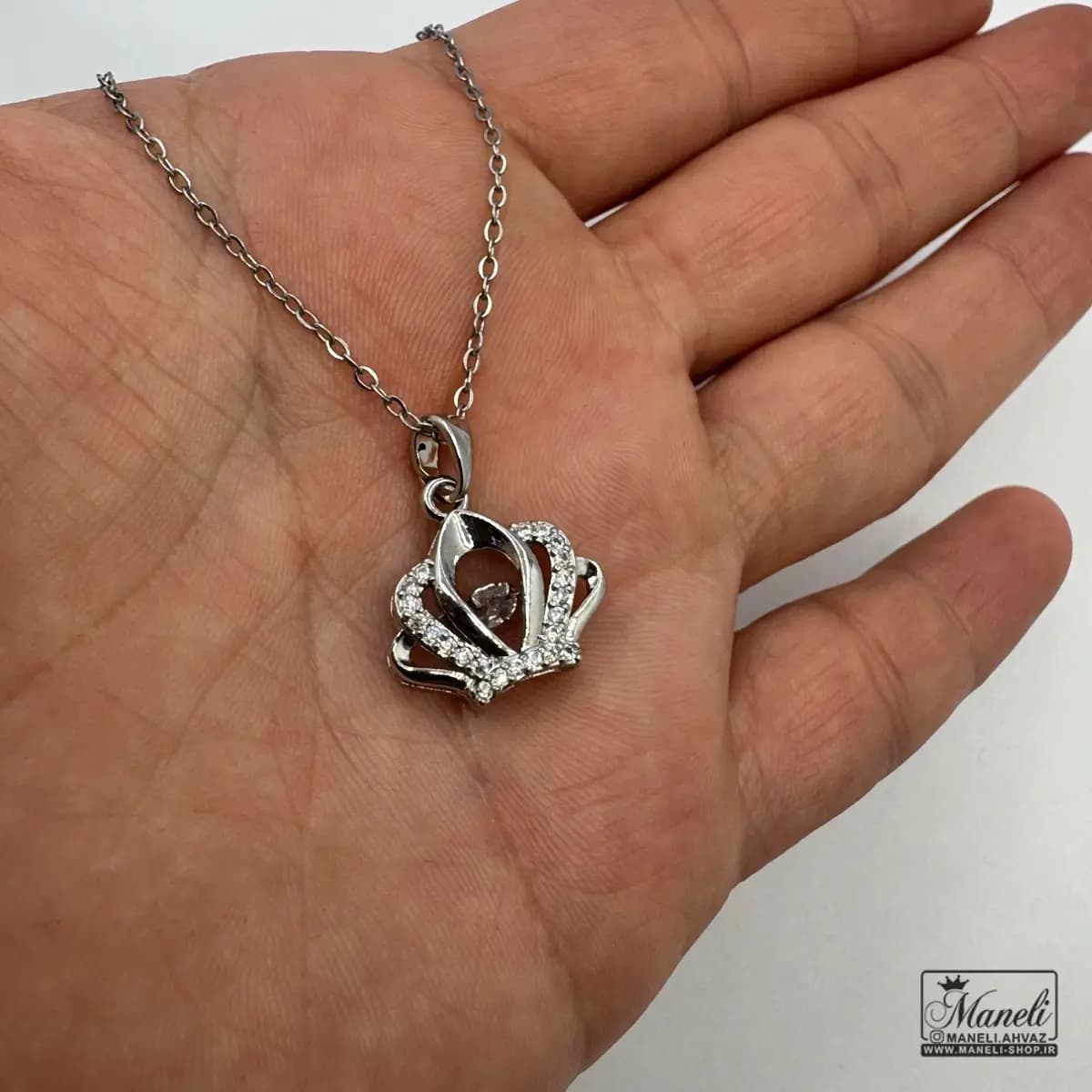گردنبند نقره ای طرح تاج (king) — تصویر ۳