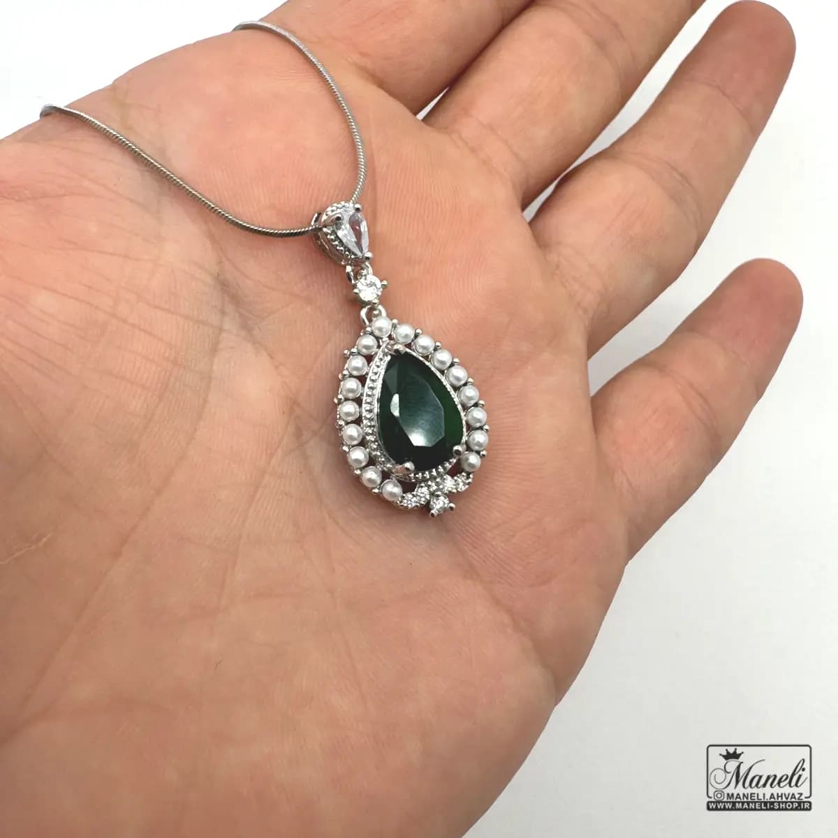 گردنبند نقره ای طرح اشکی مرواریدی با نگین سبز — تصویر ۲