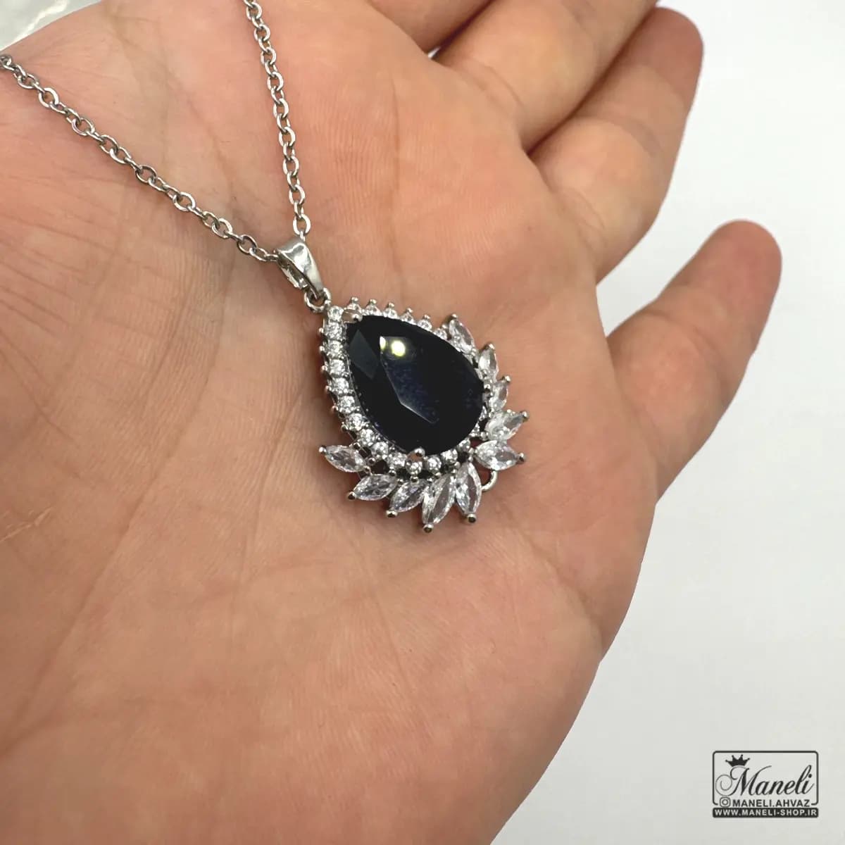 گردنبند نقره ای طرح اشکی نگین کبود رنگ ثابت — تصویر ۲