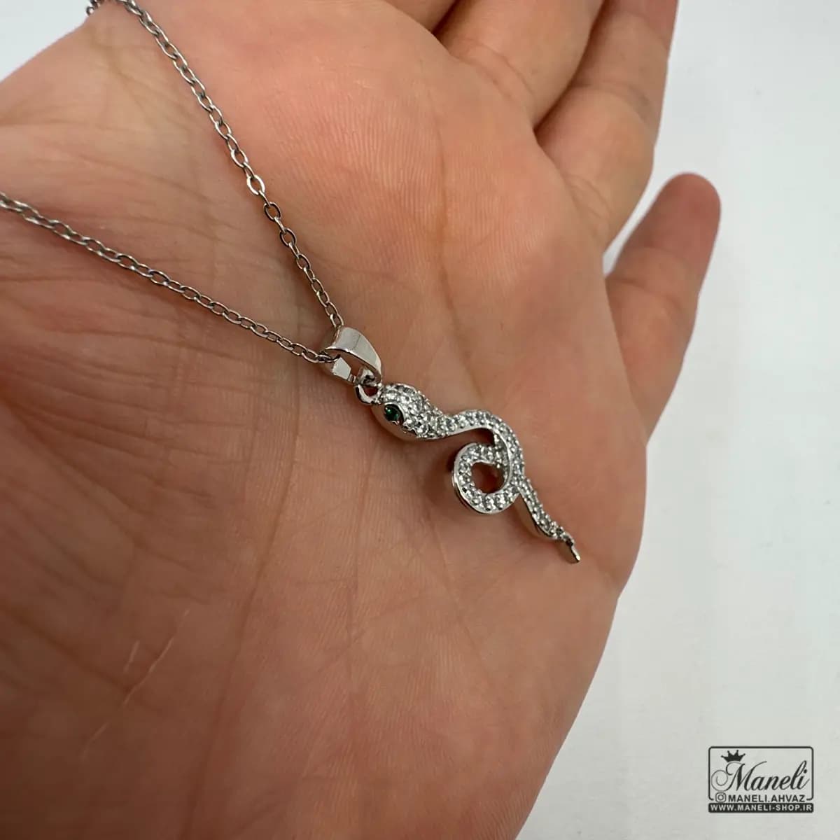 گردنبند نقره ای طرح مار نگین دار — تصویر ۴