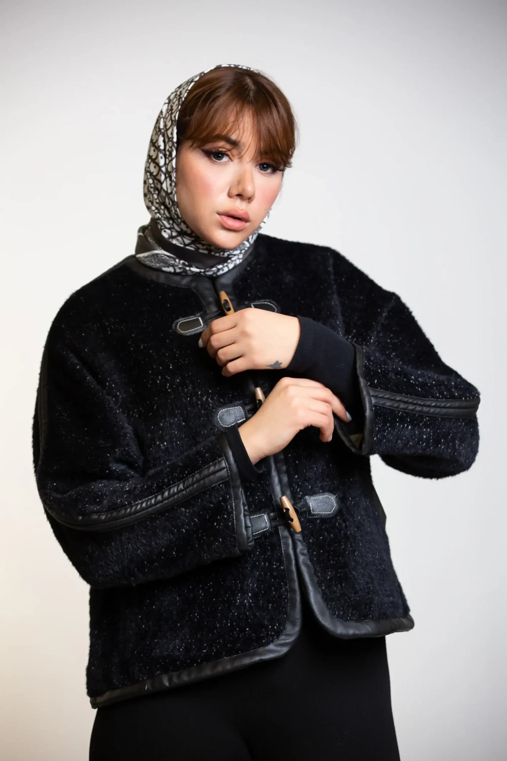 پالتو پوست دکمه چوبی — تصویر ۴