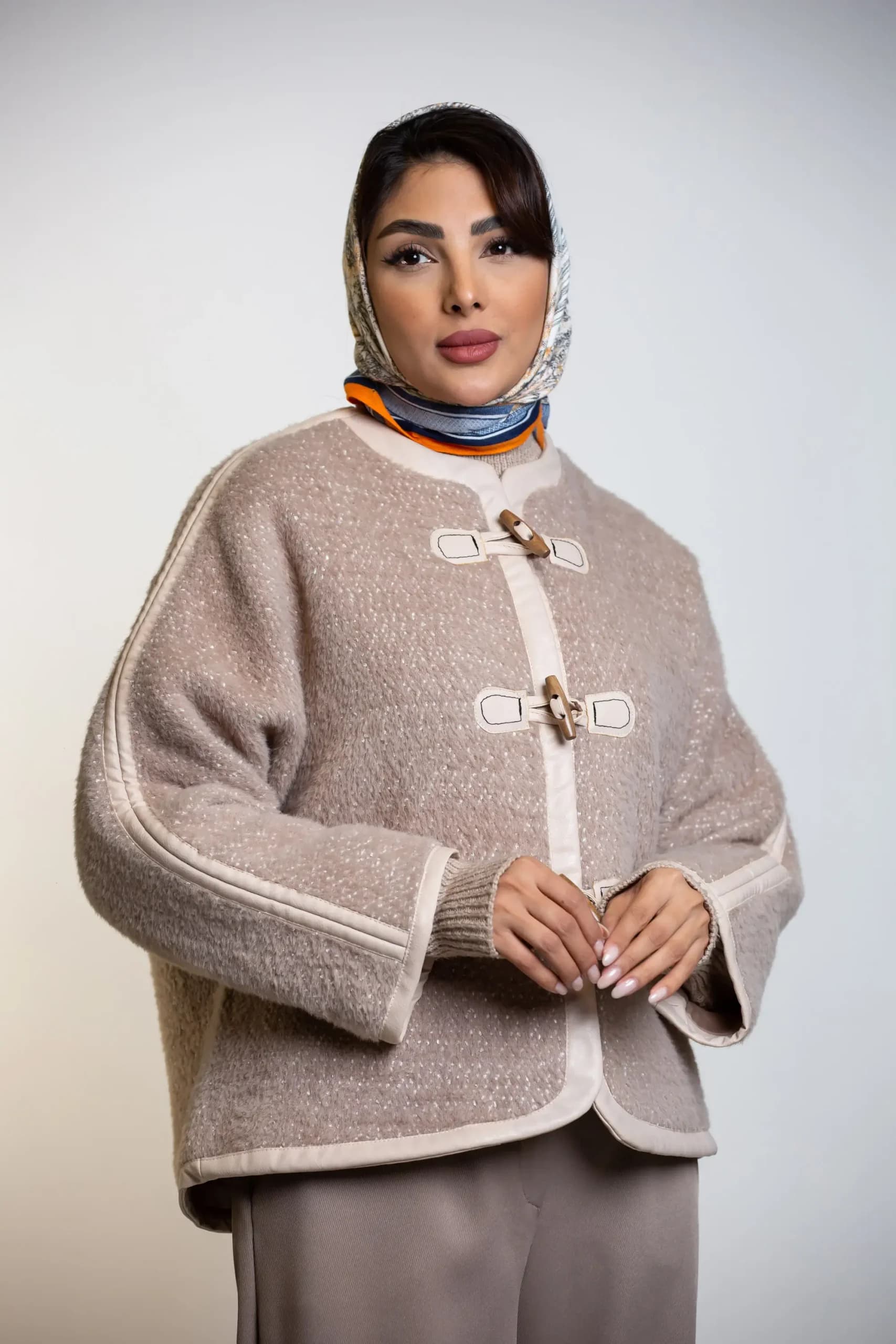 پالتو پوست دکمه چوبی — تصویر ۷