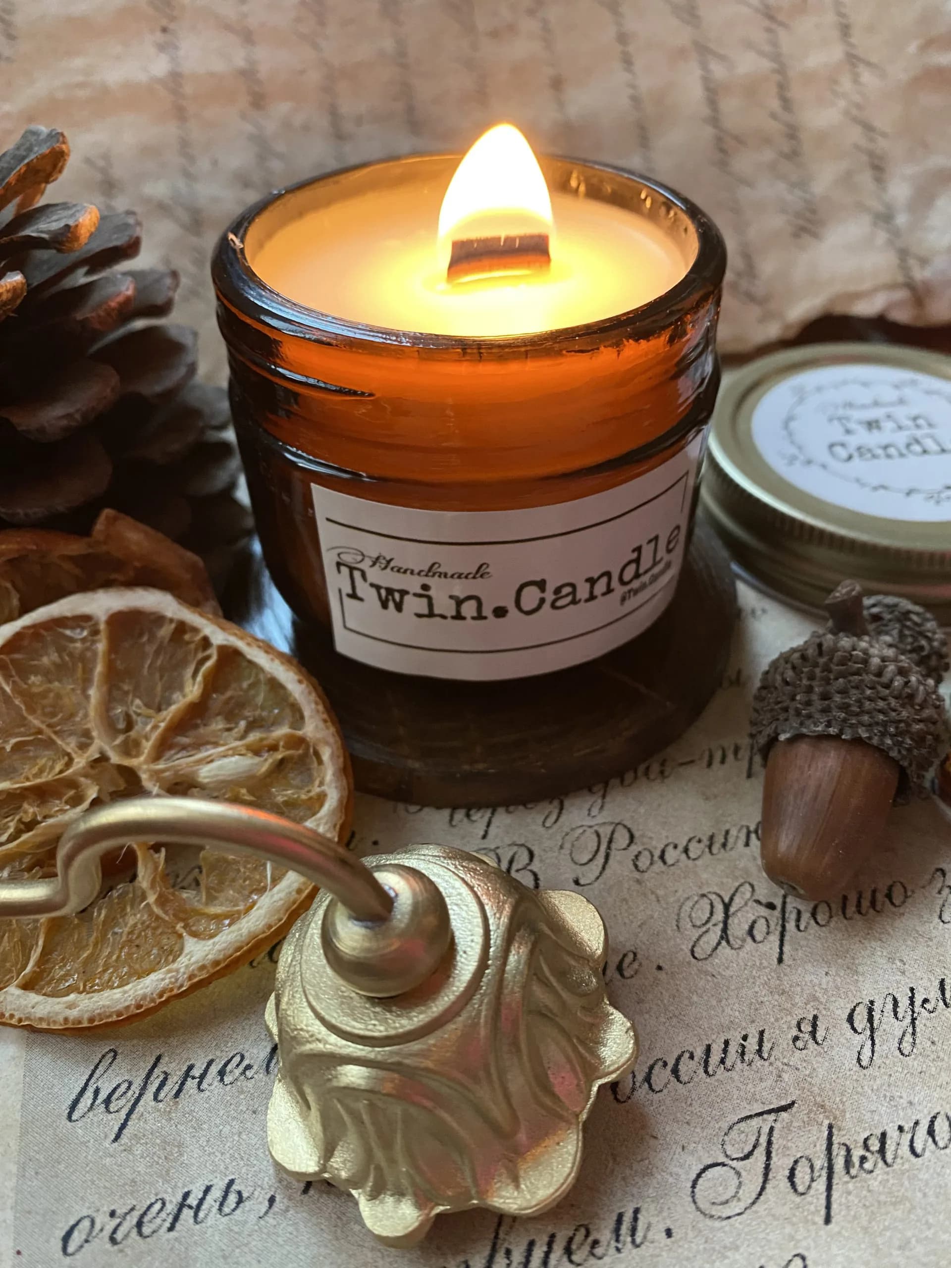 شمع عطری فیتیله چوبی با رایحه وانیل — تصویر ۴