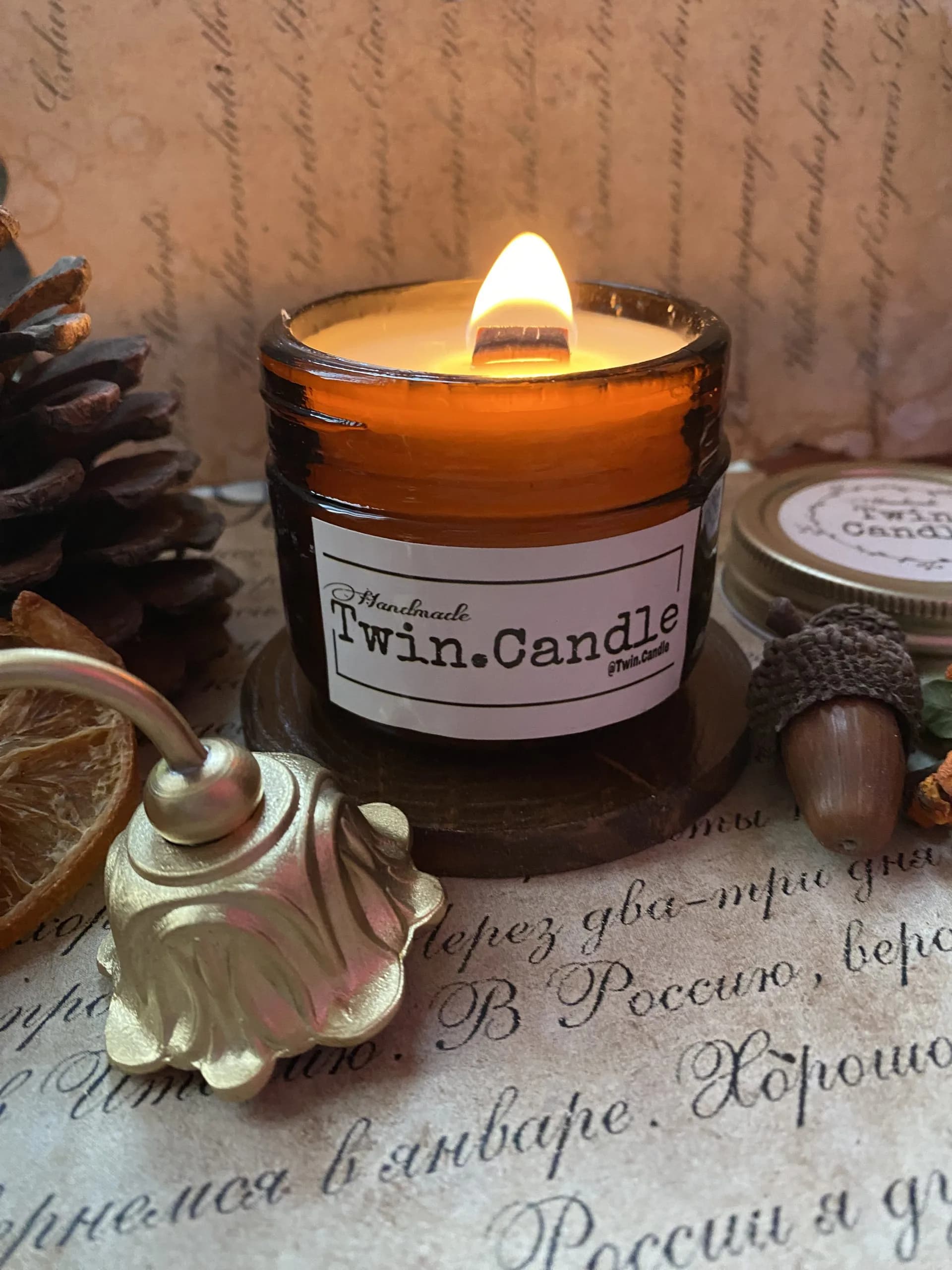 شمع عطری فیتیله چوبی با رایحه وانیل — تصویر ۳