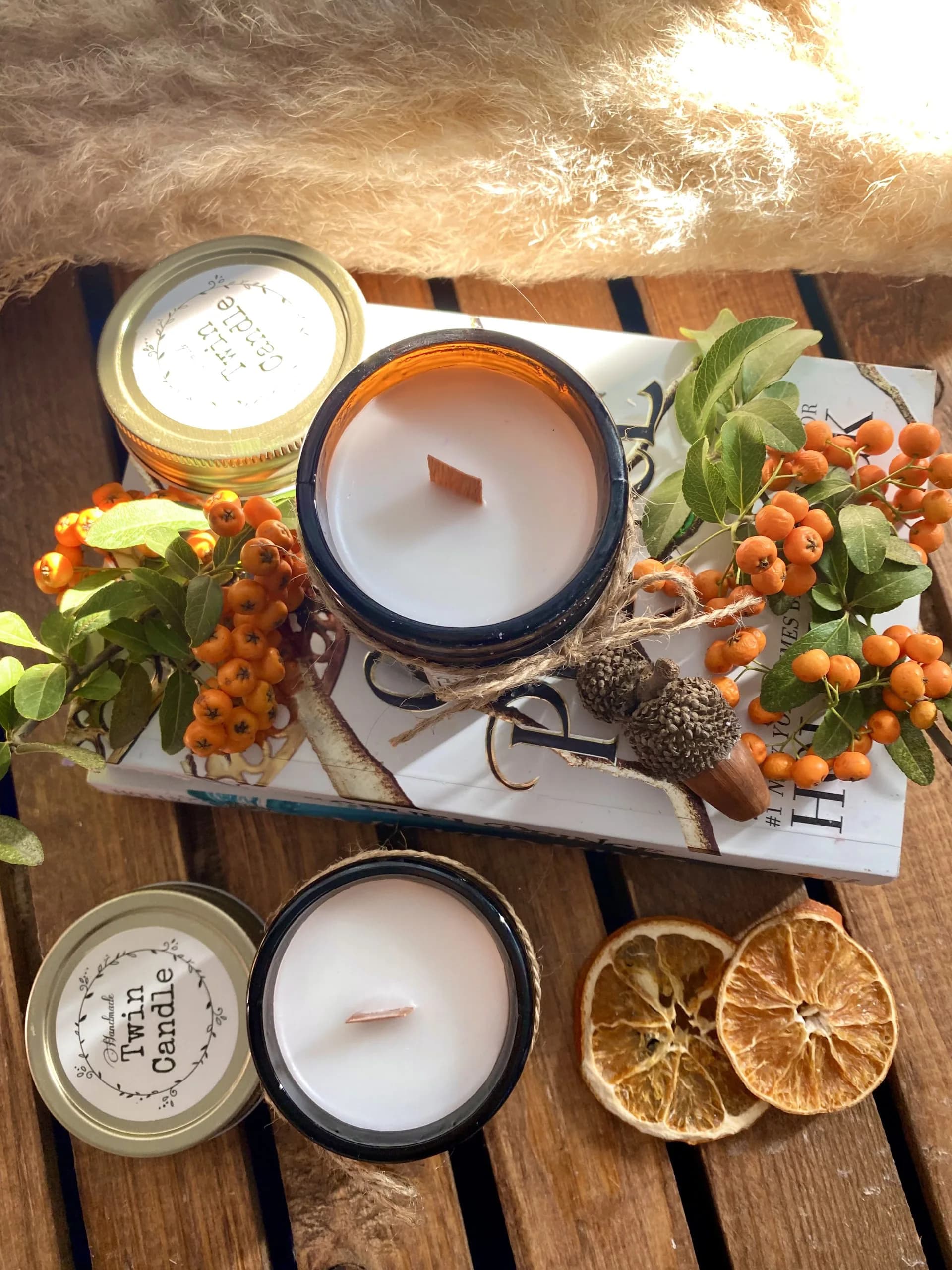شمع عطری فیتیله چوبی با رایحه وانیل — تصویر ۲