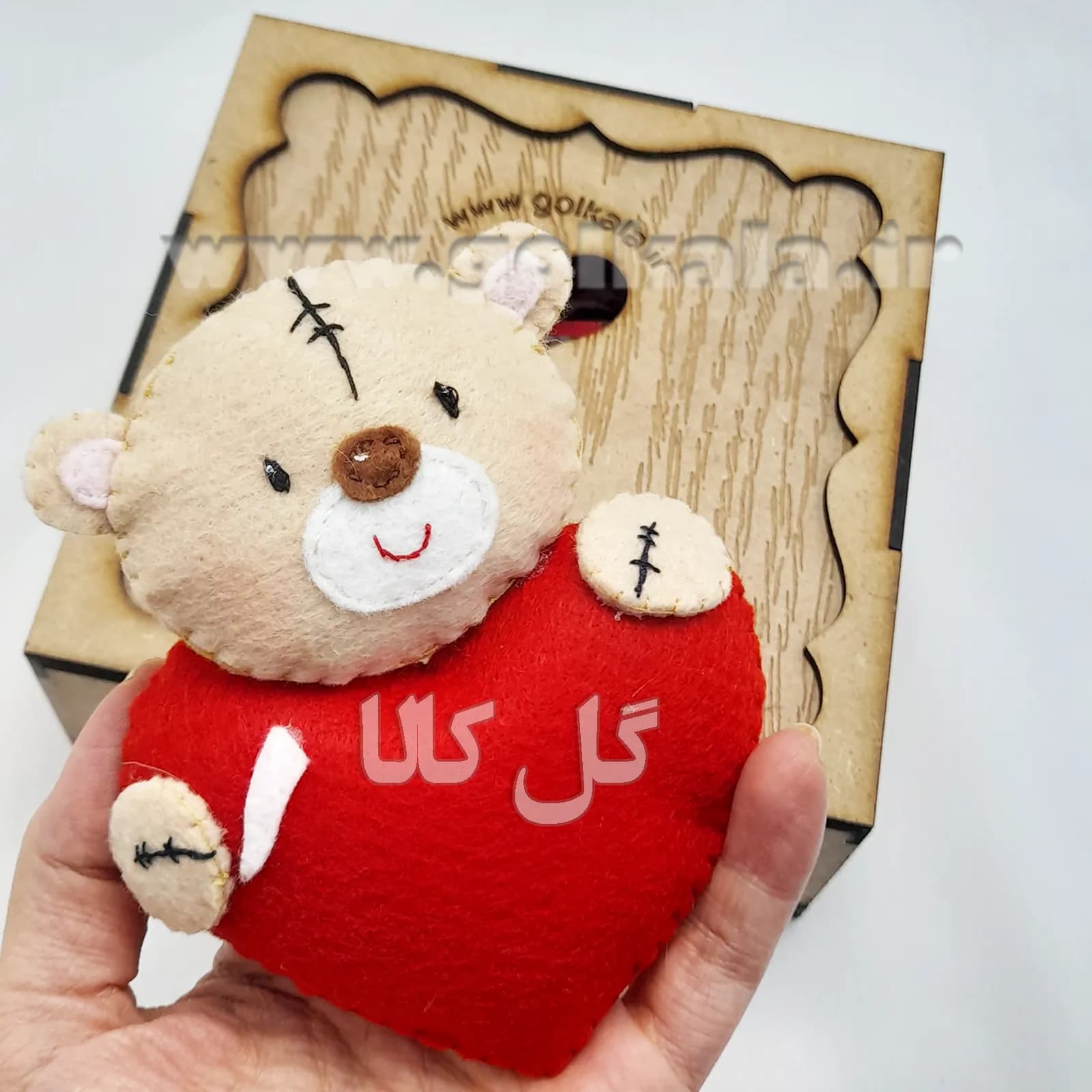 عروسک خرس ولنتاین نمدی قلب‌بغل ۱۵ سانتی گل کالا — تصویر ۳