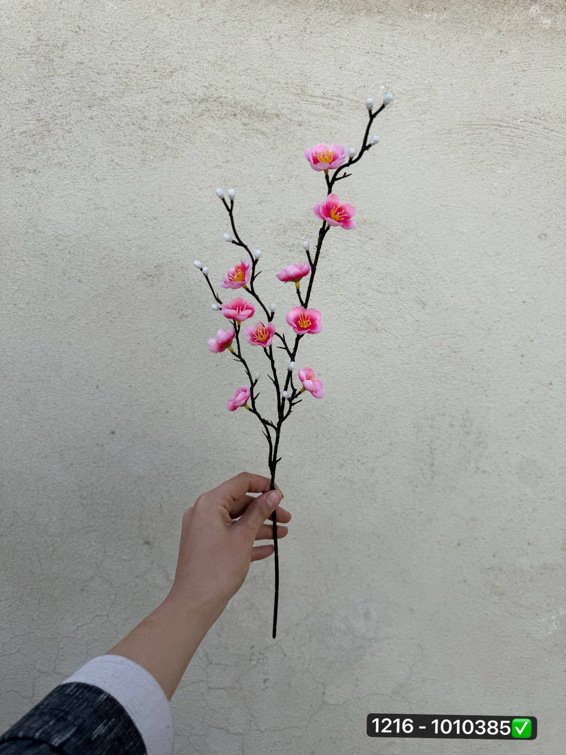 شاخه شکوفه ژاپنی مینیمال — تصویر ۴