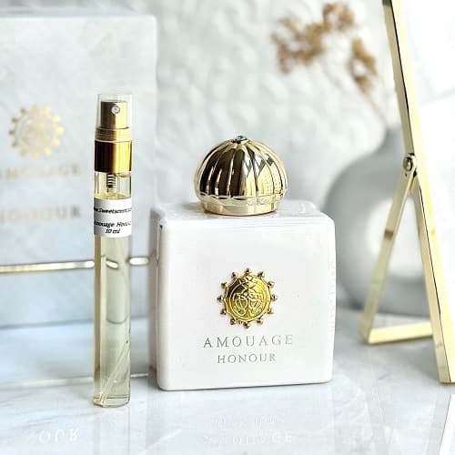 تستر ادوپرفیوم هاردباکس آمواج هانر-آنر (آمواج سفید) زنانه | Amouage Honour حجم 100 میل و دکانت 10 میل(هایکپی مستر کوالیتی)