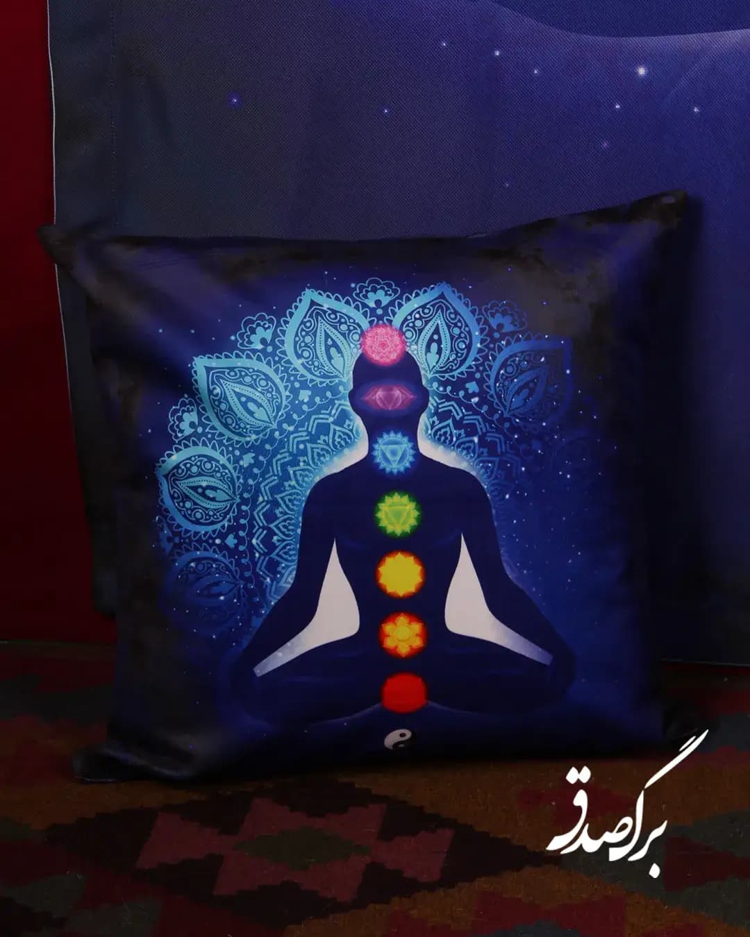 کوسن مخمل طرح یوگی و هفت چاکرا کد 60 — تصویر ۲