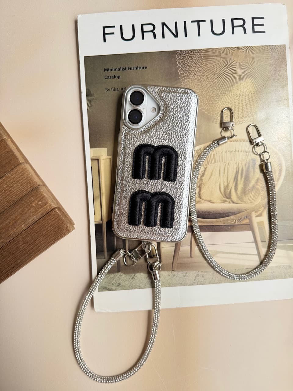 قاب Miu Miu با بند ژلاتینی آیفون — تصویر ۴