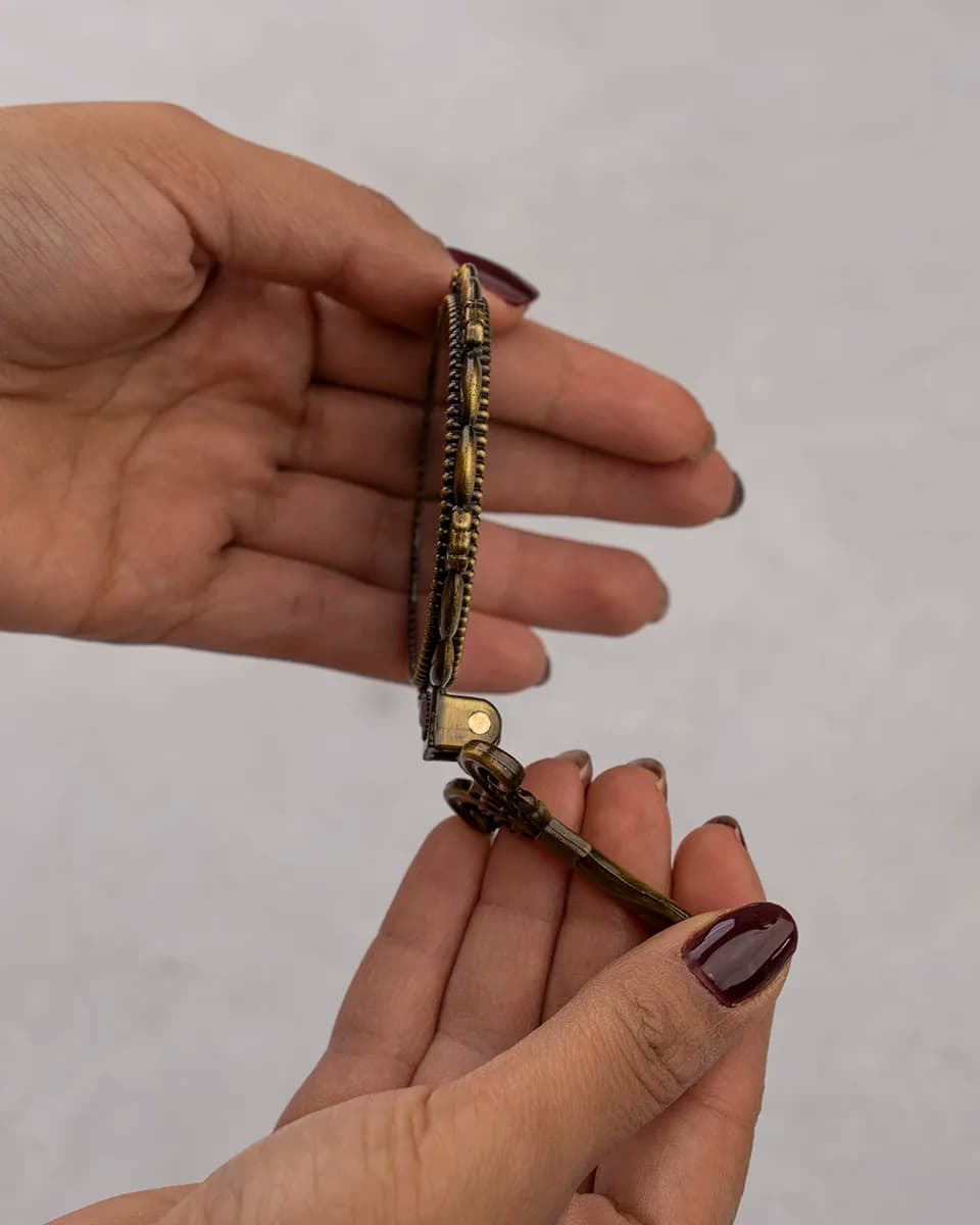 آینه دسته دار تاشو گرد آنتیک — تصویر ۳