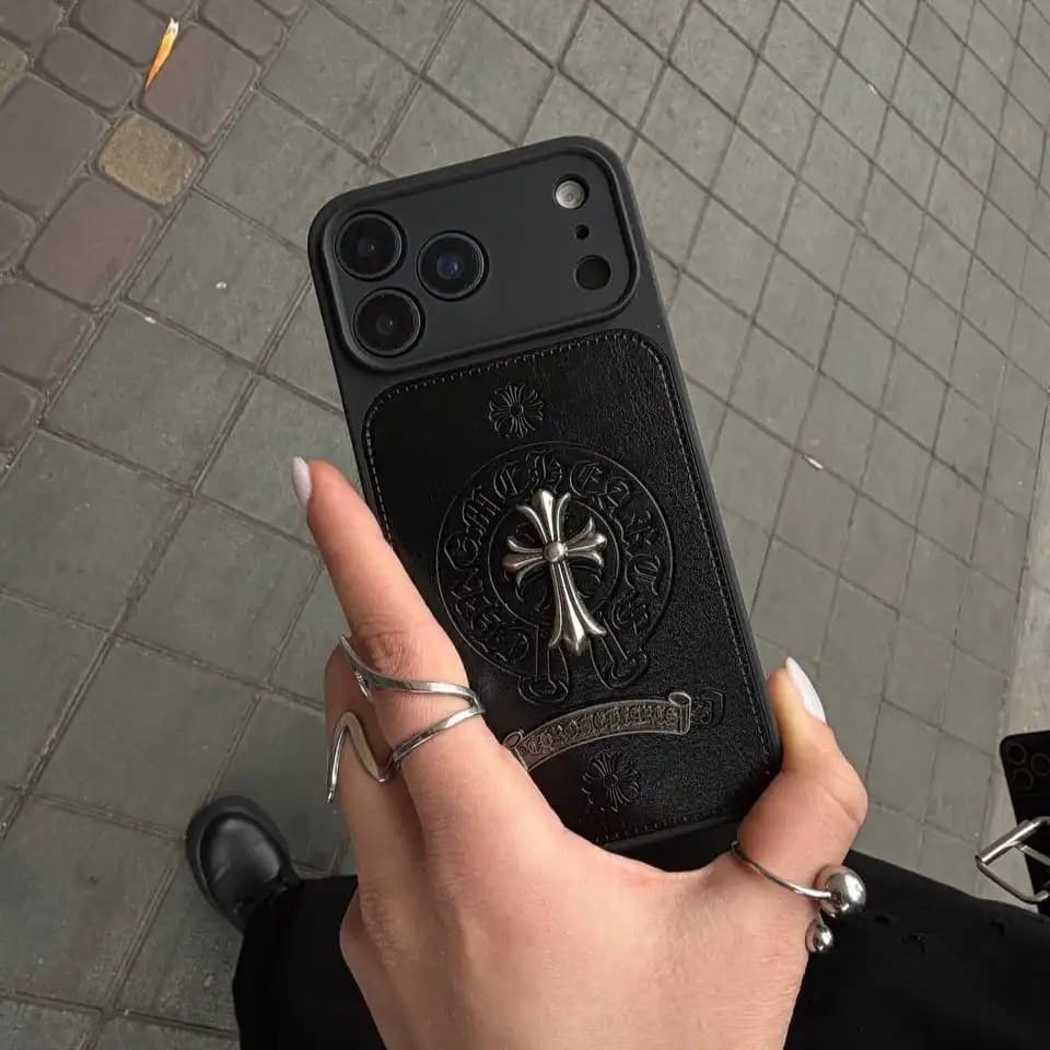 قاب صلیب کوچک مدل chrome hearts برای موبایل iPhone 17 Pro