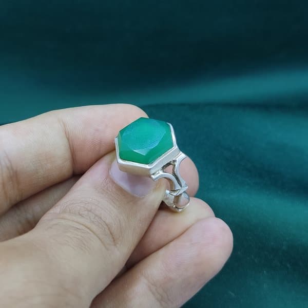انگشتر عقیق سبز خراسانی مردانه دست ساز طرح 6 گوش کد{10671} — تصویر ۵