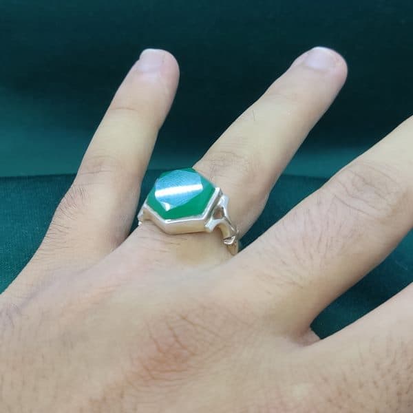 انگشتر عقیق سبز خراسانی مردانه دست ساز طرح 6 گوش کد{10671} — تصویر ۶