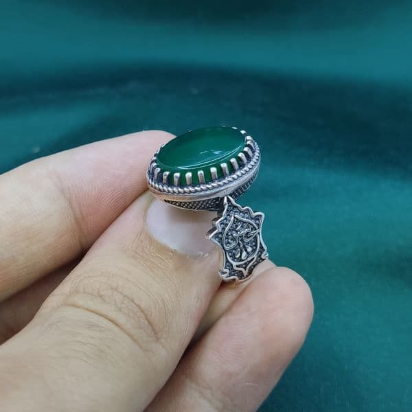 انگشتر عقیق سبز مردانه خراسانی تخت مناسب حکاکی طرح قلمزنی کد{10658} — تصویر ۵