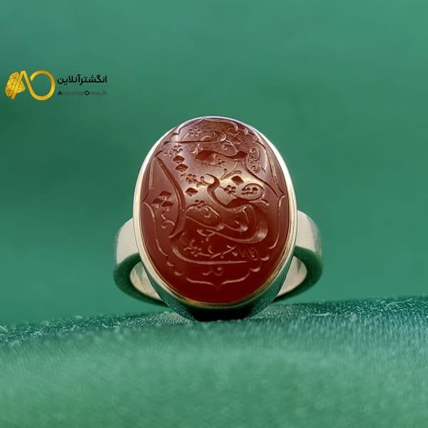 انگشتر عقیق یمنی سرخ مردانه طرح صفوی با حکاکی هنری (گود) یا قمر بنی هاشم کد{10610} — تصویر ۳