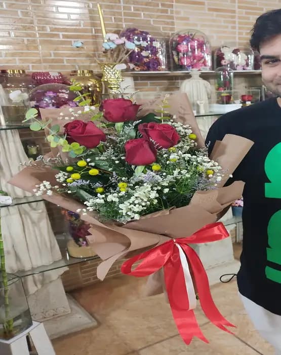 دسته گل رنگ خاکی با رز و ژیپس طرح غزال