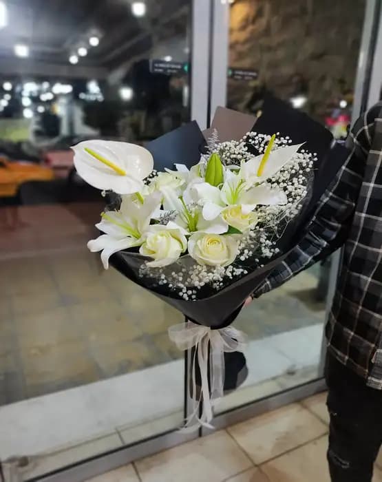 دسته گل سفید مشکی طرح غزل