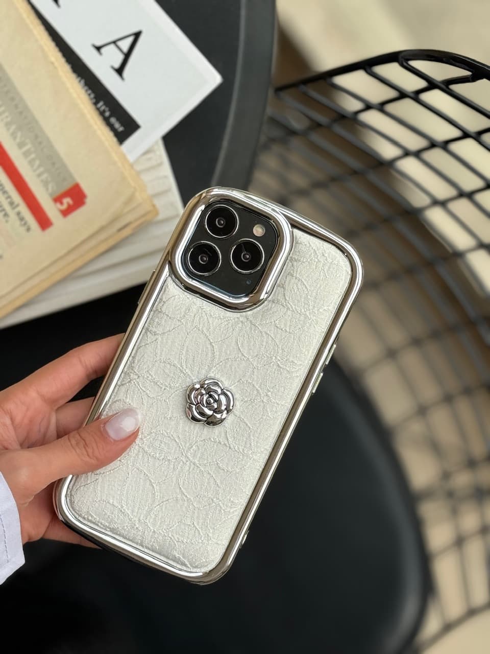 قاب گوشی پارچه گلدوزی سفید آیفون — تصویر ۵