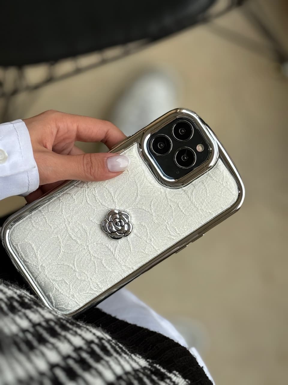 قاب گوشی پارچه گلدوزی سفید آیفون