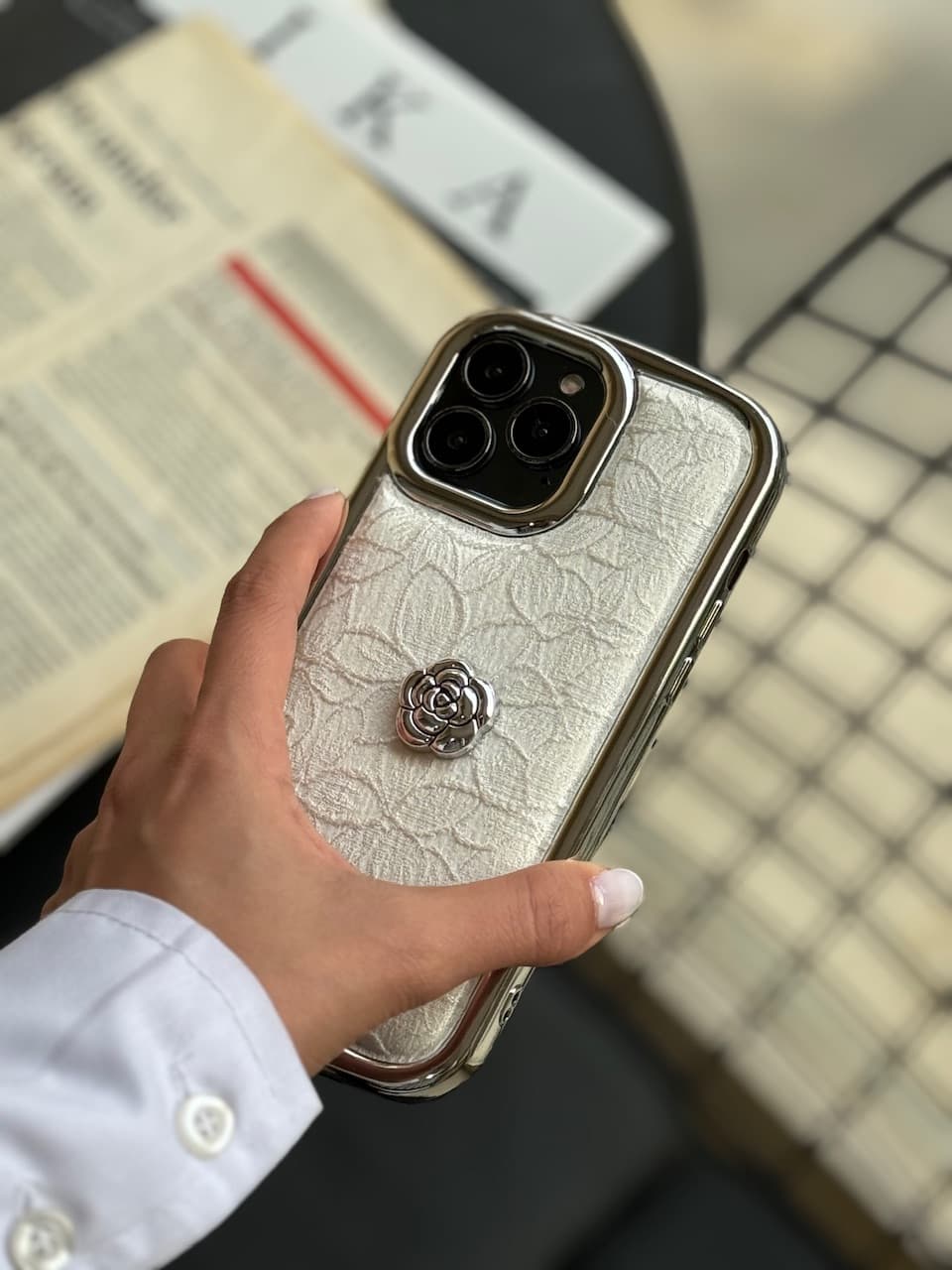 قاب گوشی پارچه گلدوزی سفید آیفون — تصویر ۴