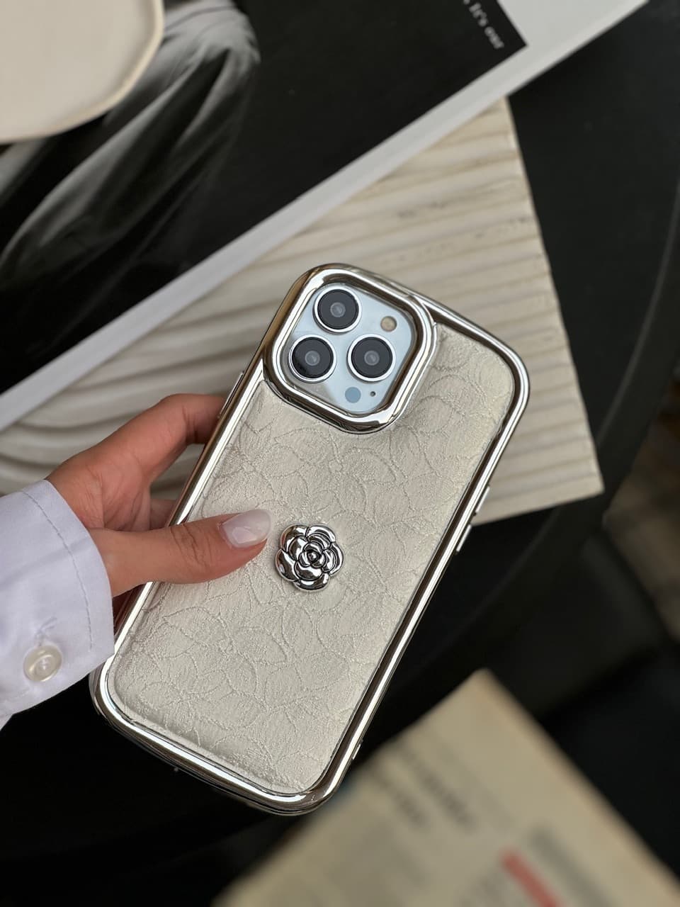 قاب گوشی پارچه گلدوزی سفید آیفون — تصویر ۳