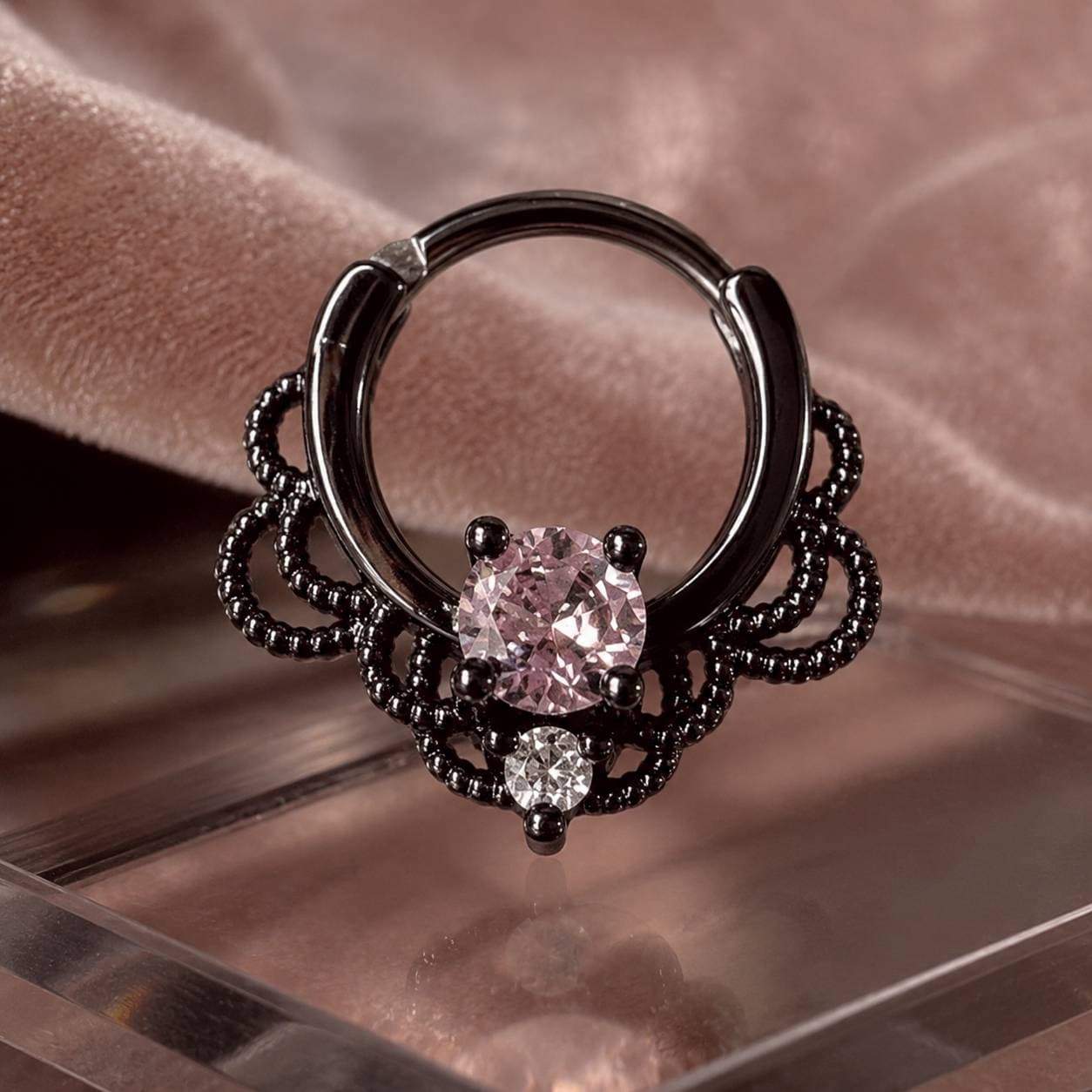 پیرسینگ سپتوم حلقه‌ای مشکی با نگین صورتی مدل Gothic Blossom