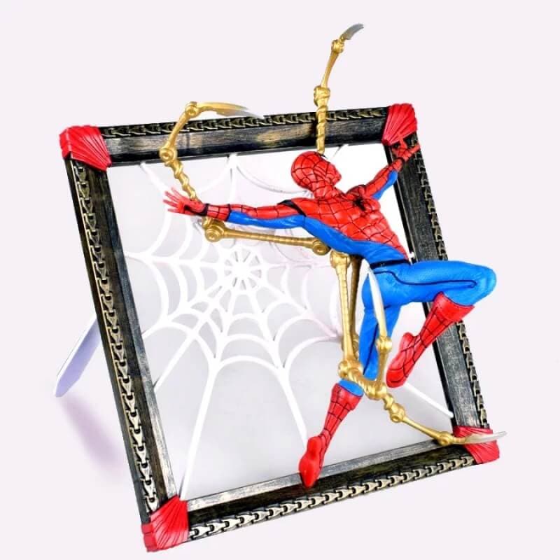 اکشن فیگور اسپایدرمن MARVEL SPIDER MAN PHOTO FRAME از برند DIAMOND SELECT TOYS — تصویر ۳