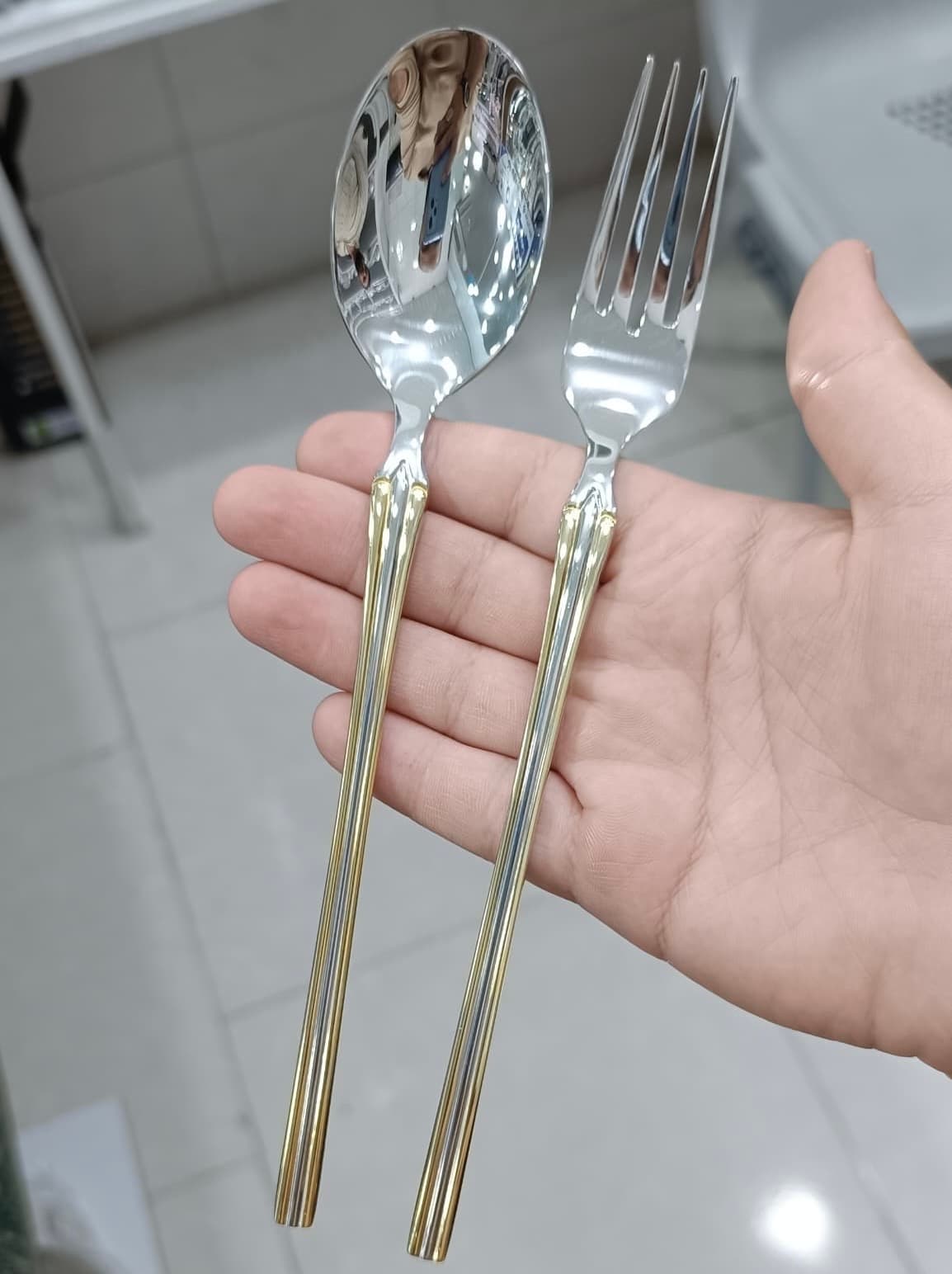 سرویس قاشق چنگال یونیک اصل آلمان 24 نفره 120 پارچه مدل شیاری دو رنگ(طلایی نقره ای) — تصویر ۳