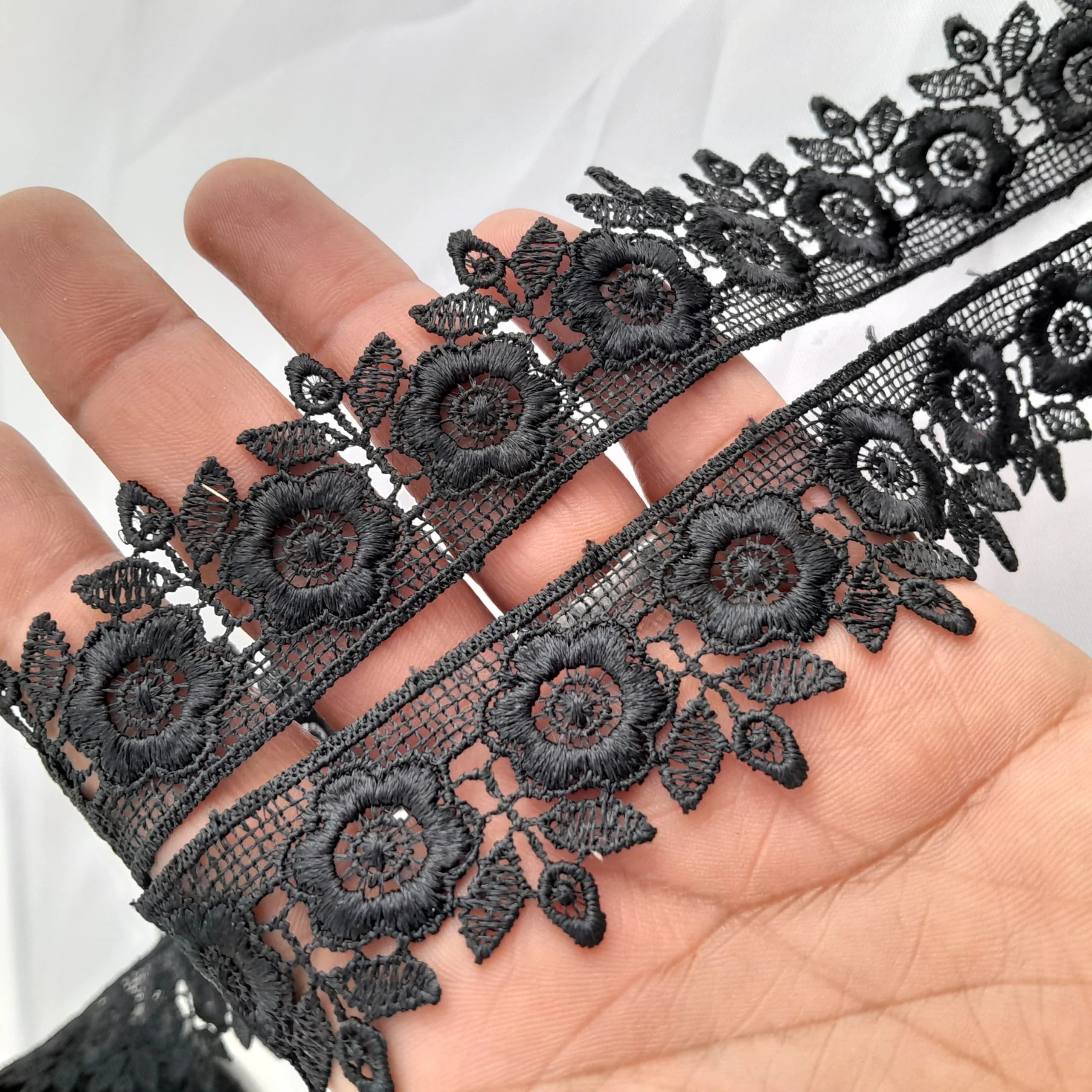 نوار گیپور مشکی 3/5 سانت طرح گل — تصویر ۲