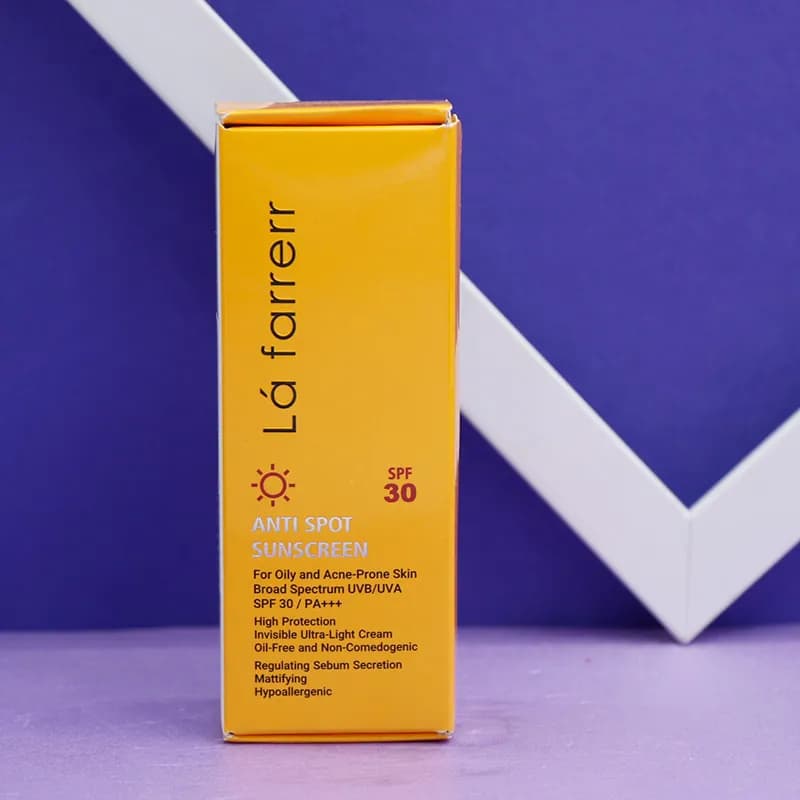 کرم ضد آفتاب و ضد لک بی رنگ لافارر Lafarrerr مناسب پوست چرب و مستعد آکنه SPF 30 حجم 40 میل 92611
