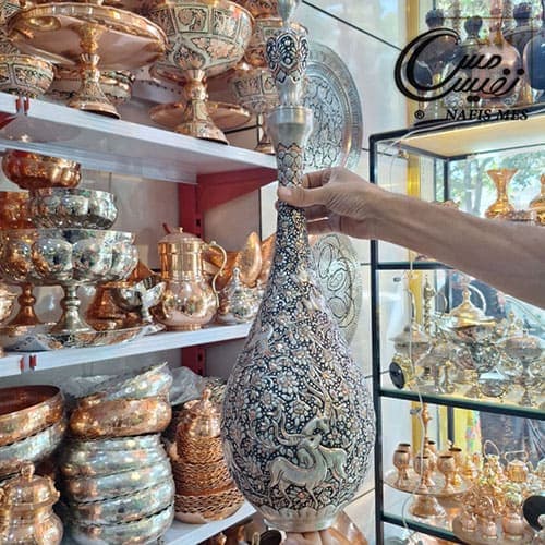 یک جفت تنگ مس سفید بزرگ قلم کاری شده شفق مدل گل و مرغ — تصویر ۴