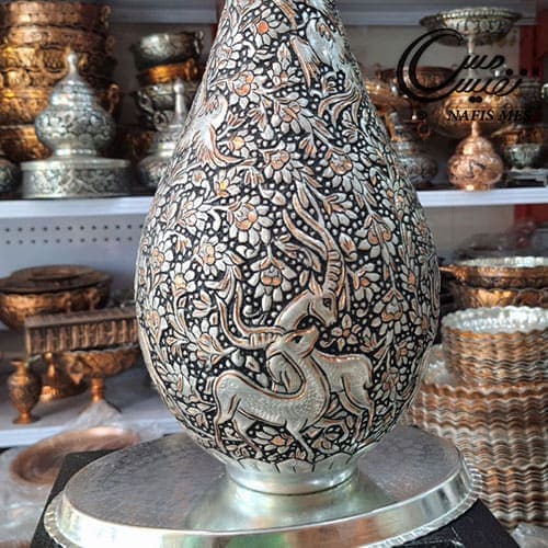 یک جفت تنگ مس سفید بزرگ قلم کاری شده شفق مدل گل و مرغ — تصویر ۳