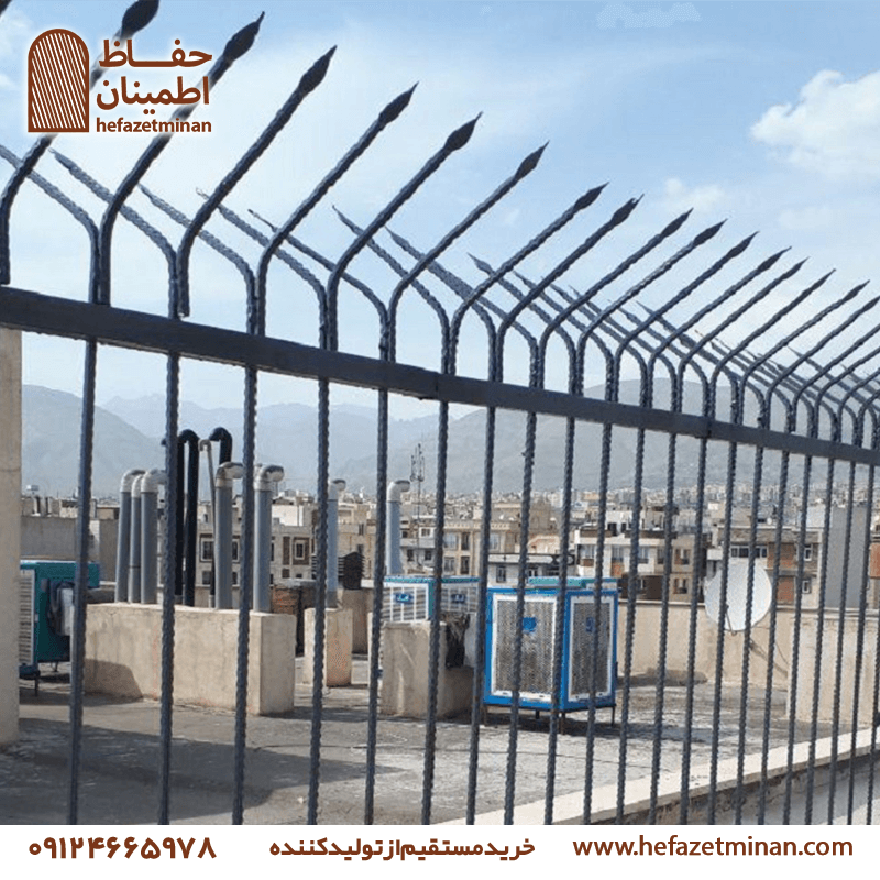 حفاظ روی دیوار دو طرف نیزه — تصویر ۲
