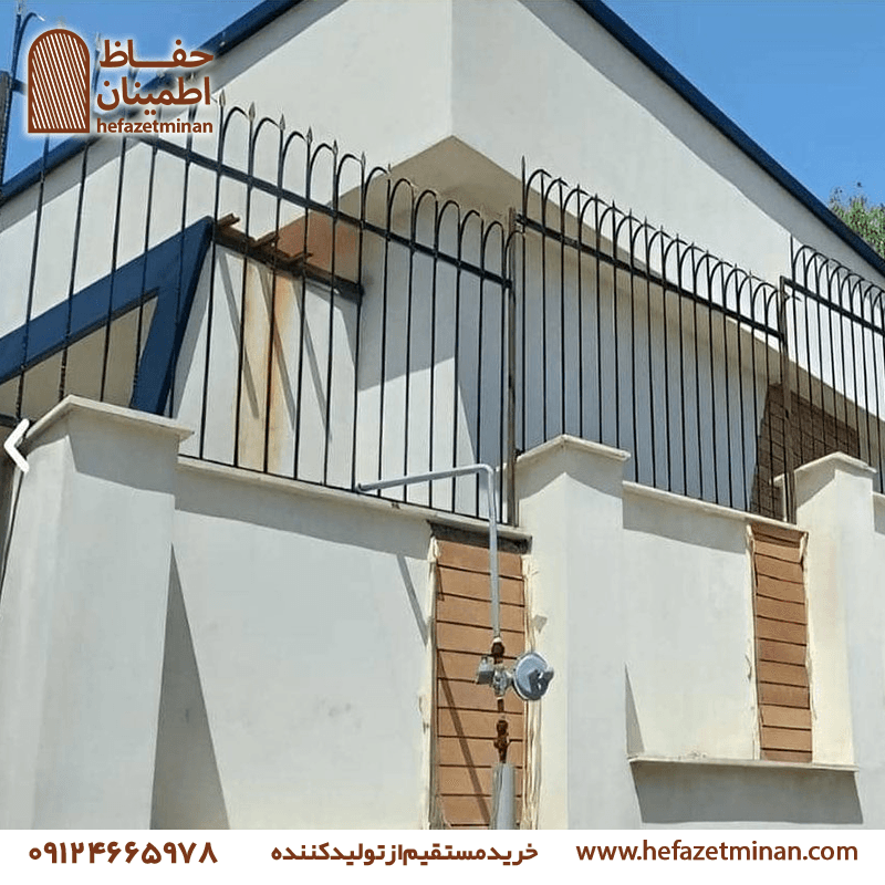 حفاظ روی دیوار دو طرف نیزه