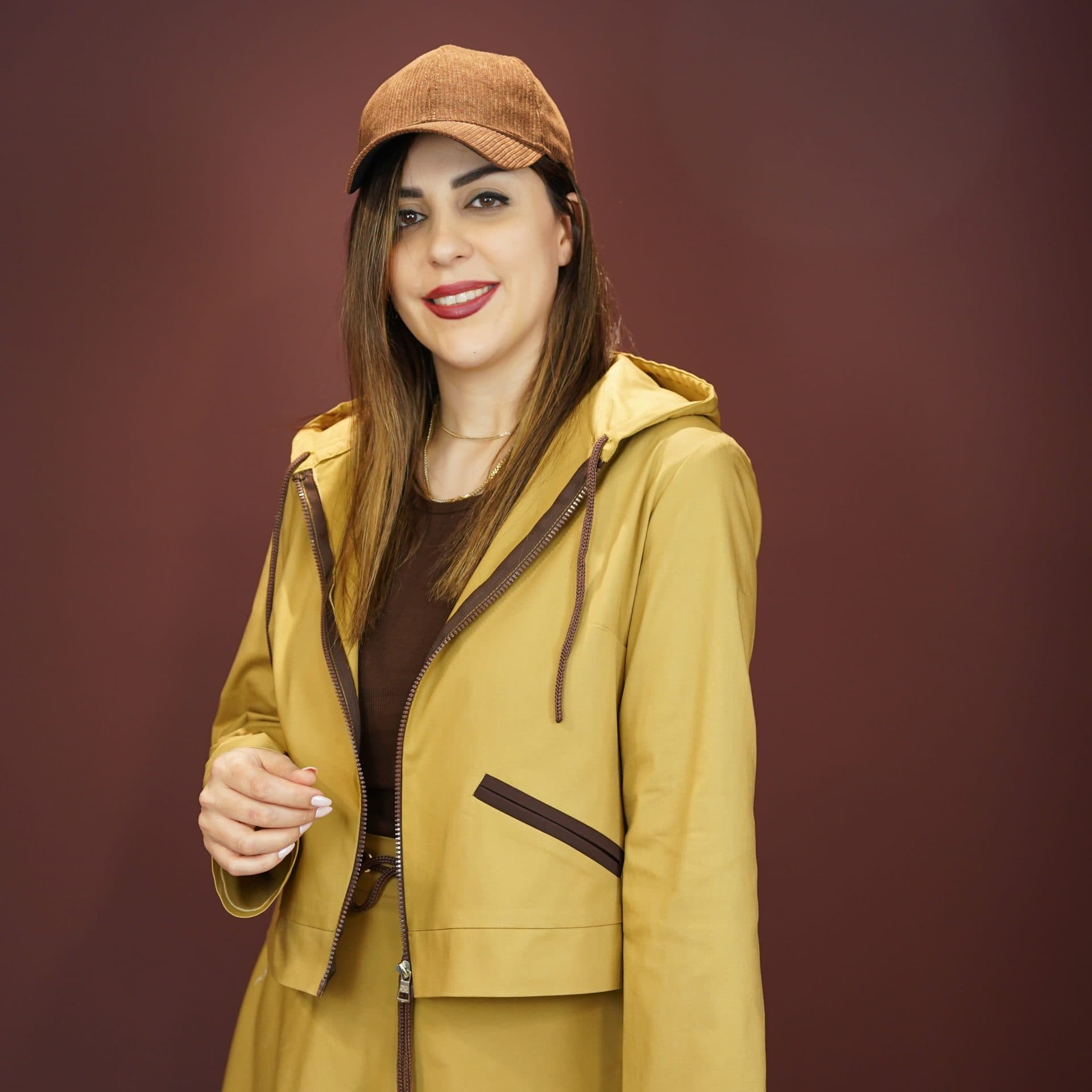 کت‌دامن بارونی و تاپ پاییزی — تصویر ۲