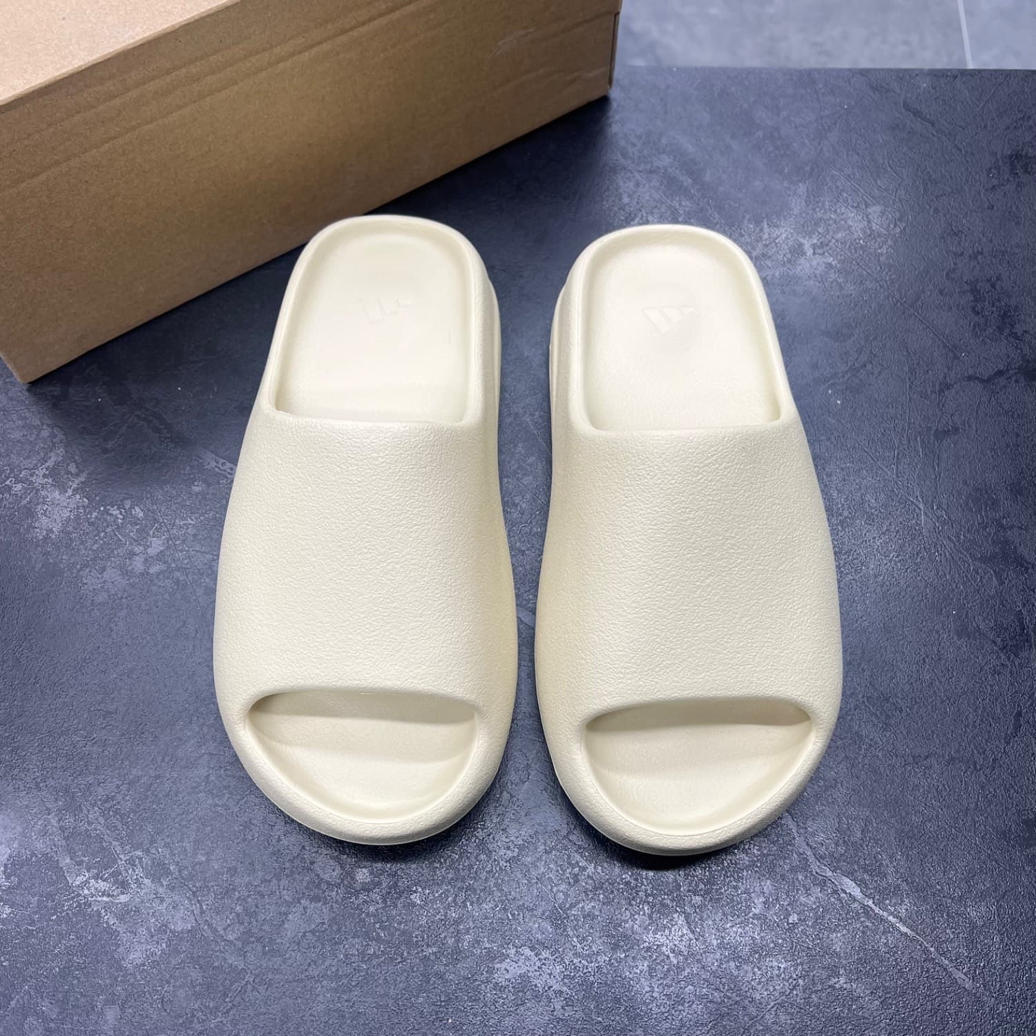 ادیداس ییزی اسلاید زرد adidas yeezy slide — تصویر ۲