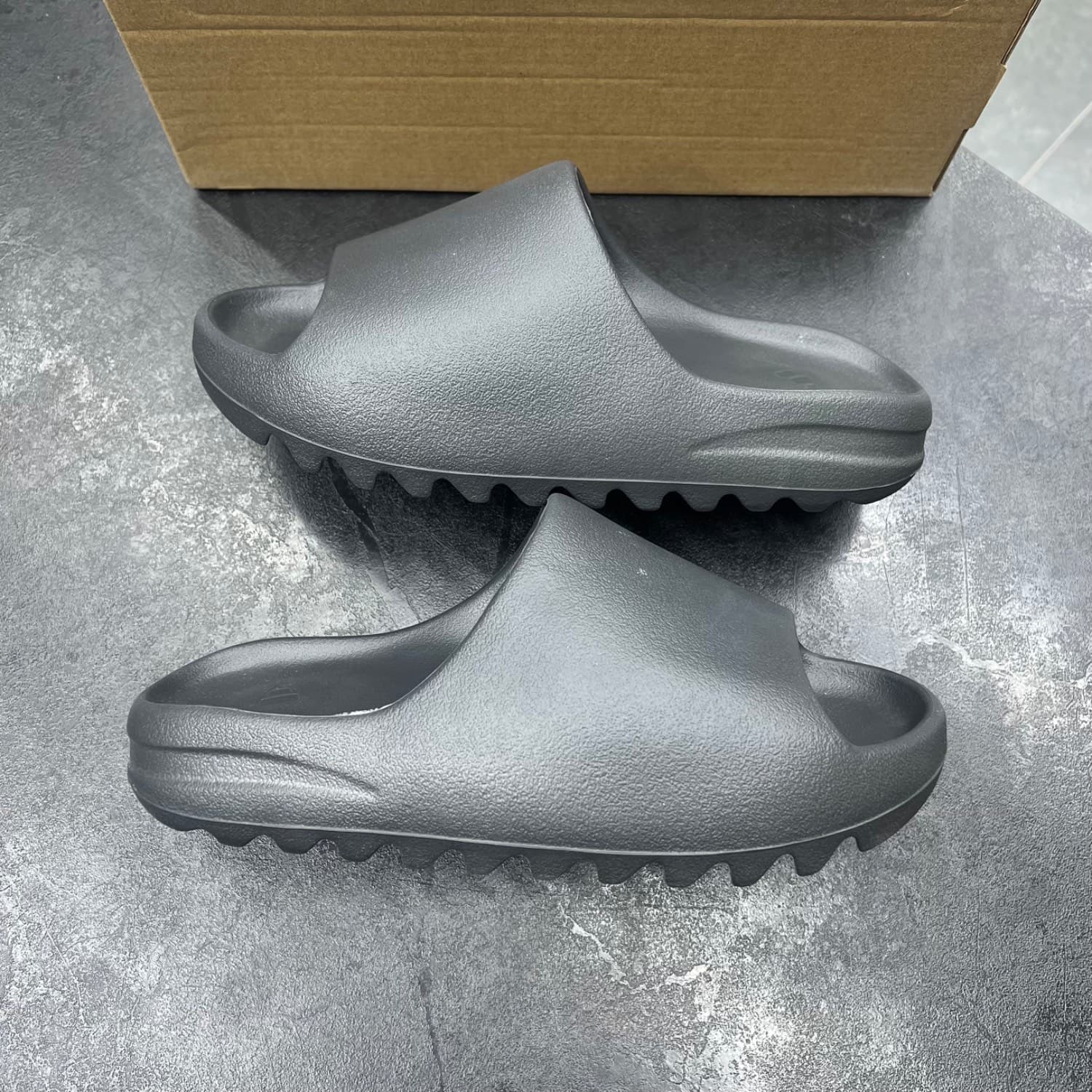ادیداس ییزی اسلاید مشکی مات adidas yeezy slide — تصویر ۳