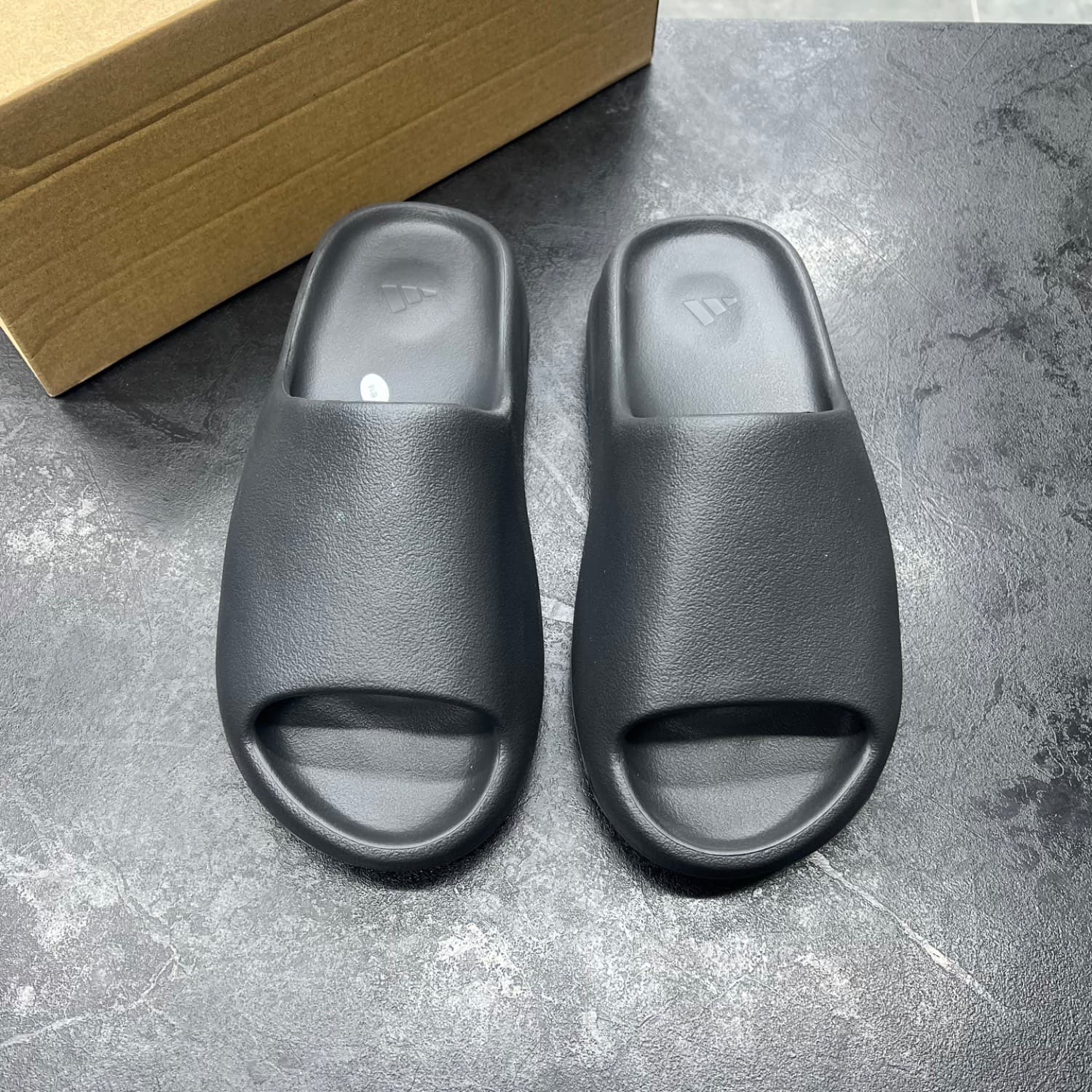 ادیداس ییزی اسلاید مشکی مات adidas yeezy slide — تصویر ۲