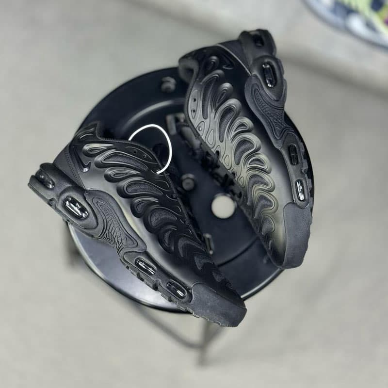 نایک ایرمکس پلاس تی ان NIKE AIR MAX PLUS TN – BLACK ANTHRACITE — تصویر ۲