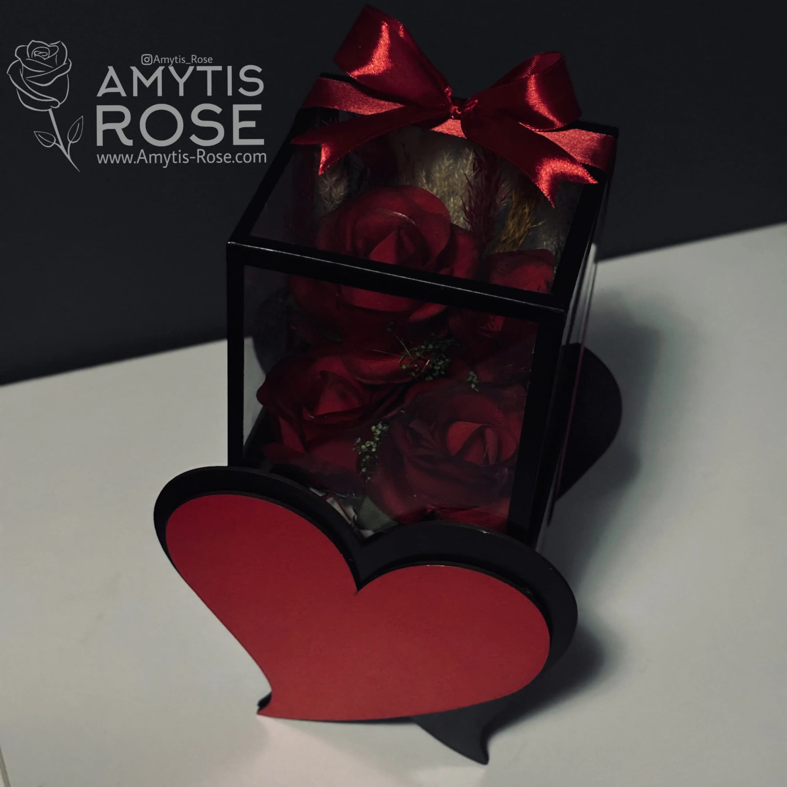 باکس گل لوکس با 4 رز قرمز | هدیه عاشقانه خاص | آمیتیس رز - Amytis Rose — تصویر ۲