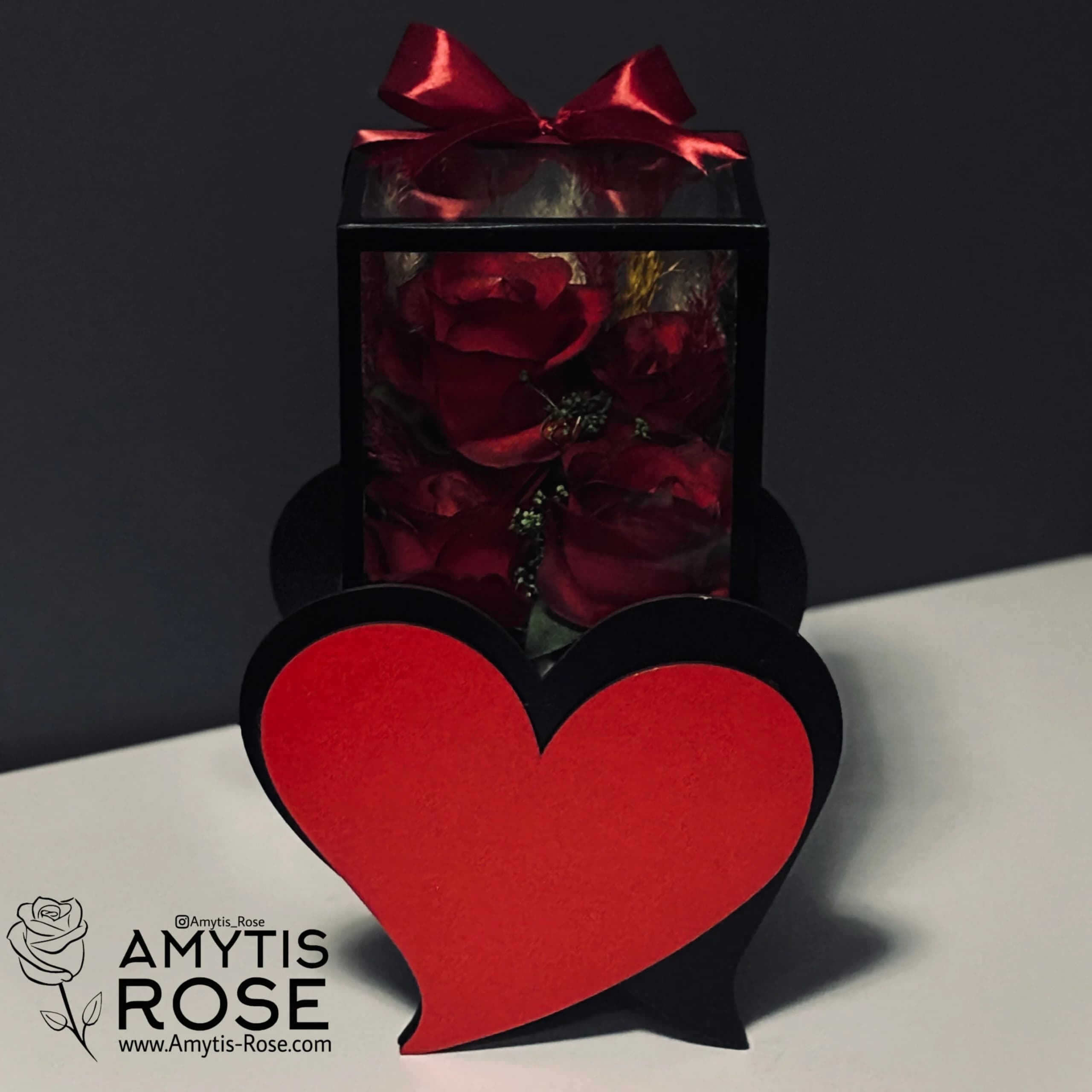 باکس گل لوکس با 4 رز قرمز | هدیه عاشقانه خاص | آمیتیس رز - Amytis Rose