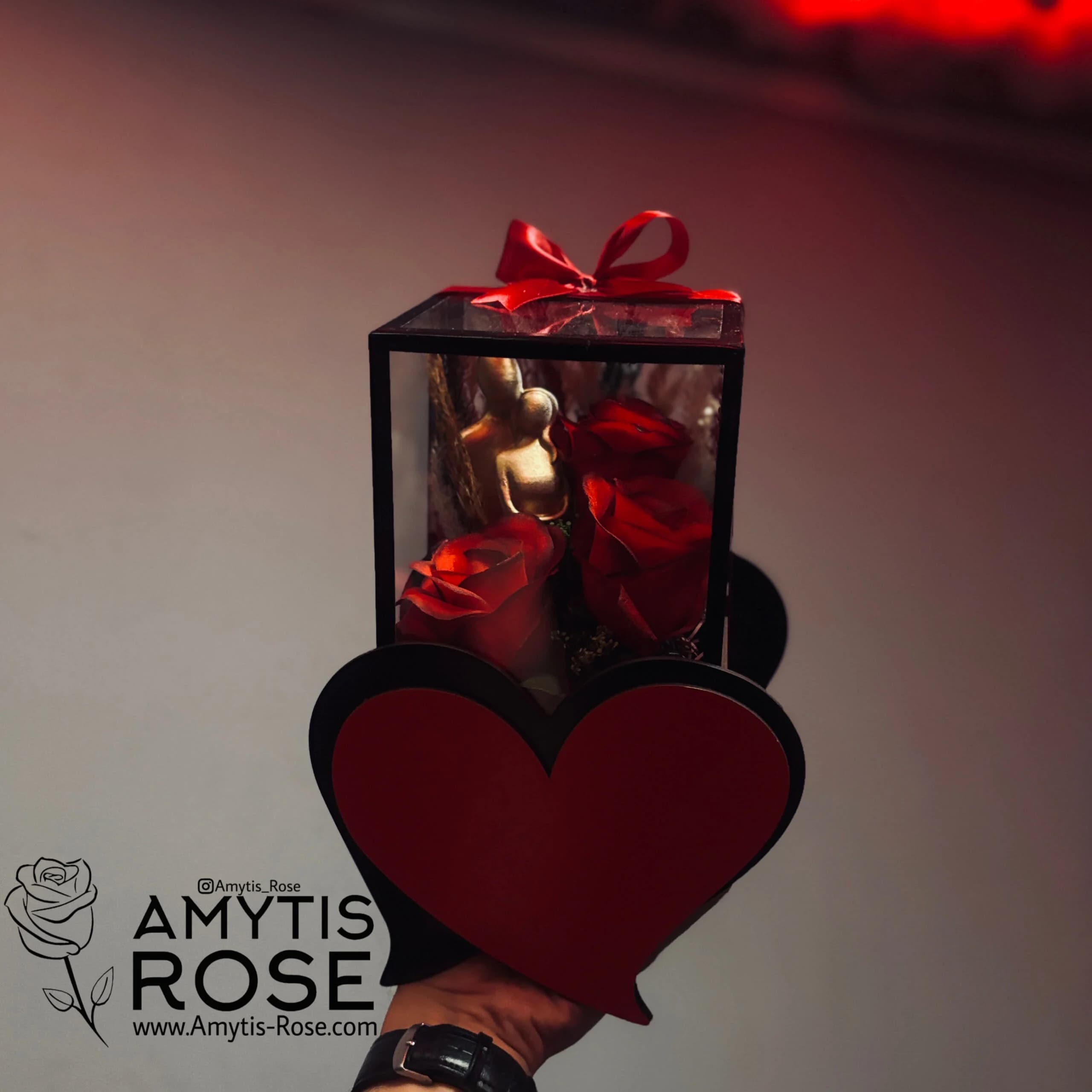 باکس گل لوکس با رز قرمز جاودان | هدیه عاشقانه خاص | آمیتیس رز - Amytis Rose — تصویر ۲
