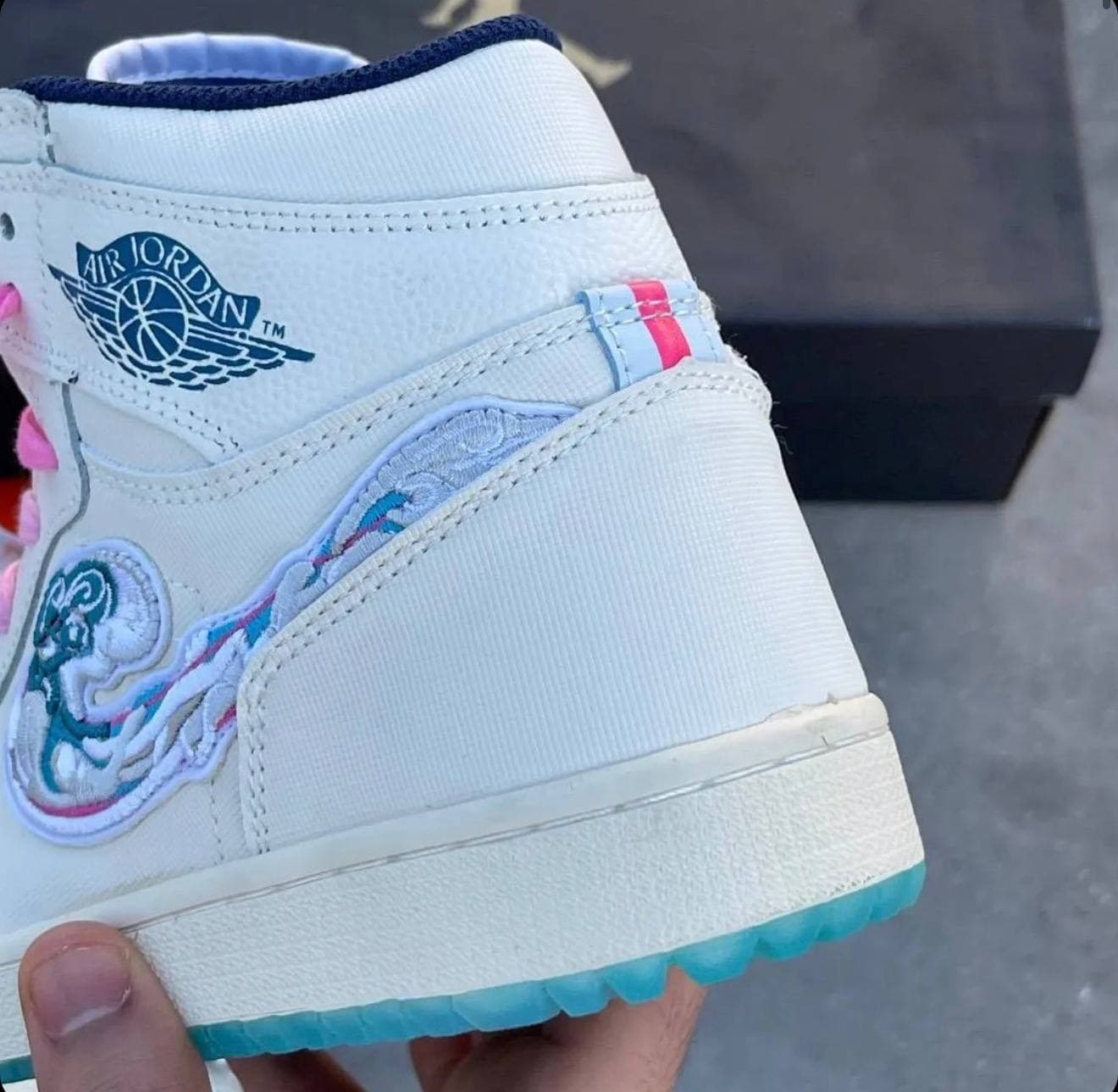 کفش کتونی نایک ایر جردن ساقدار گلف ان آر جی گلدوزی موج Nike Air Jordan 1 Golf NRG 2 Michelle Wie West Aloha — تصویر ۴