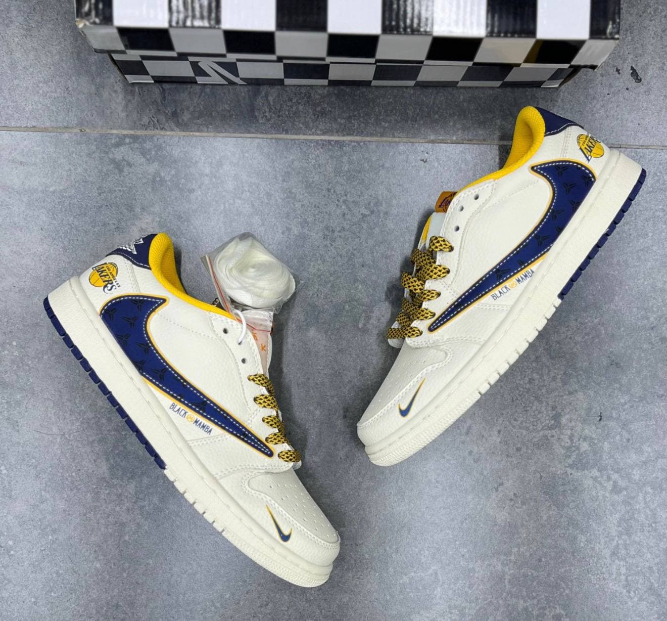 کفش کتونی مردانه نایک ایر جردن ۱ لو تراویس اسکات لیکرز Nike Air Jordan 1 Low Travis Scott x Lakers — تصویر ۳
