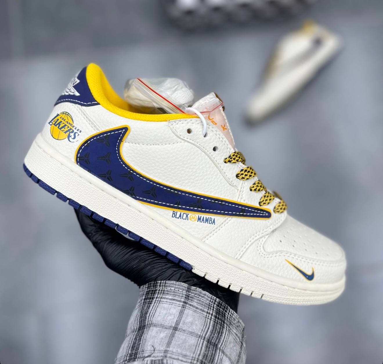 کفش کتونی مردانه نایک ایر جردن ۱ لو تراویس اسکات لیکرز Nike Air Jordan 1 Low Travis Scott x Lakers — تصویر ۴